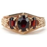 9ct gold garnet three stone ring with naturalistic setting, size O/P, 3.2g