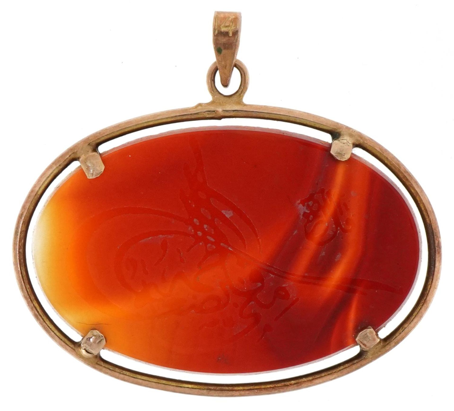 Unmarked gold carved agate pendant, 4cm wide, 6.0g