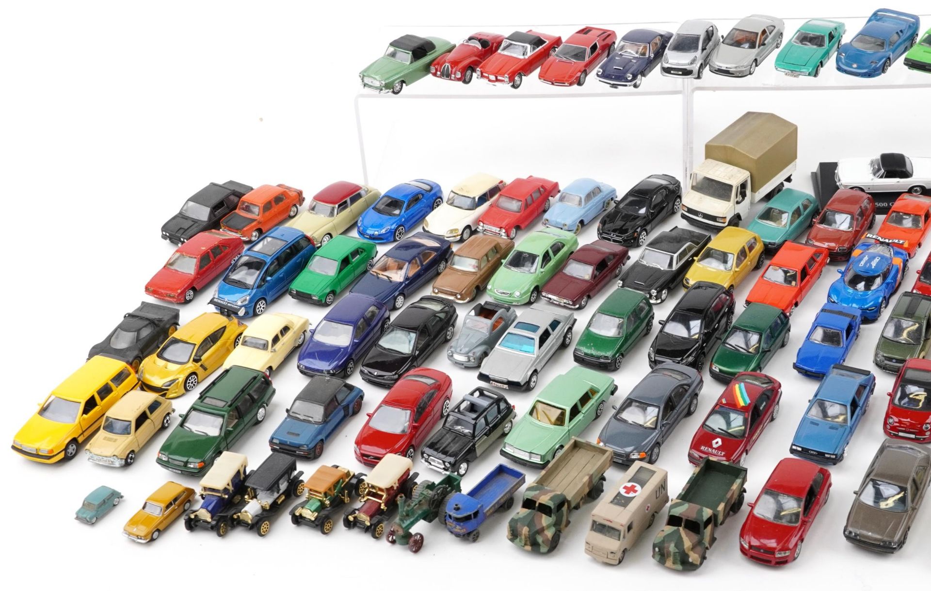 Collection of vintage and later collector's vehicles, predominantly diecast, including Burago, - Bild 2 aus 3