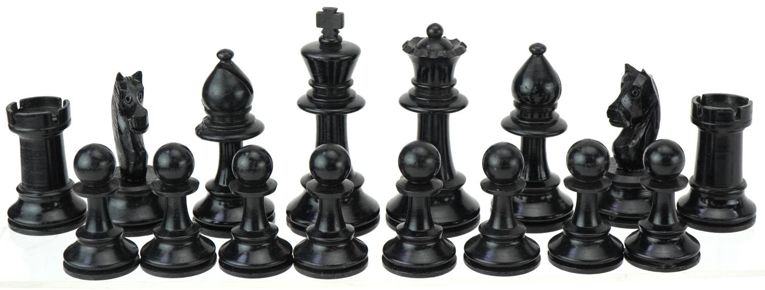 Boxwood and ebony Staunton pattern chess set housed in a pine case with slide lid, the largest - Bild 3 aus 7