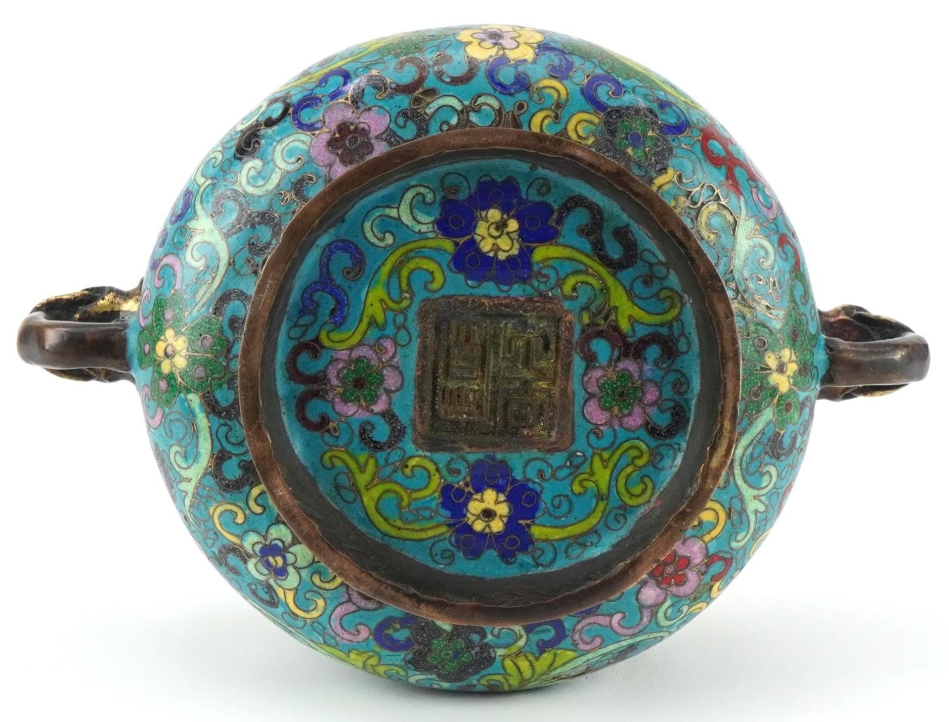 Chinese patinated bronze and cloisonne censer with elephant head handles enamelled with flowers - Bild 7 aus 8
