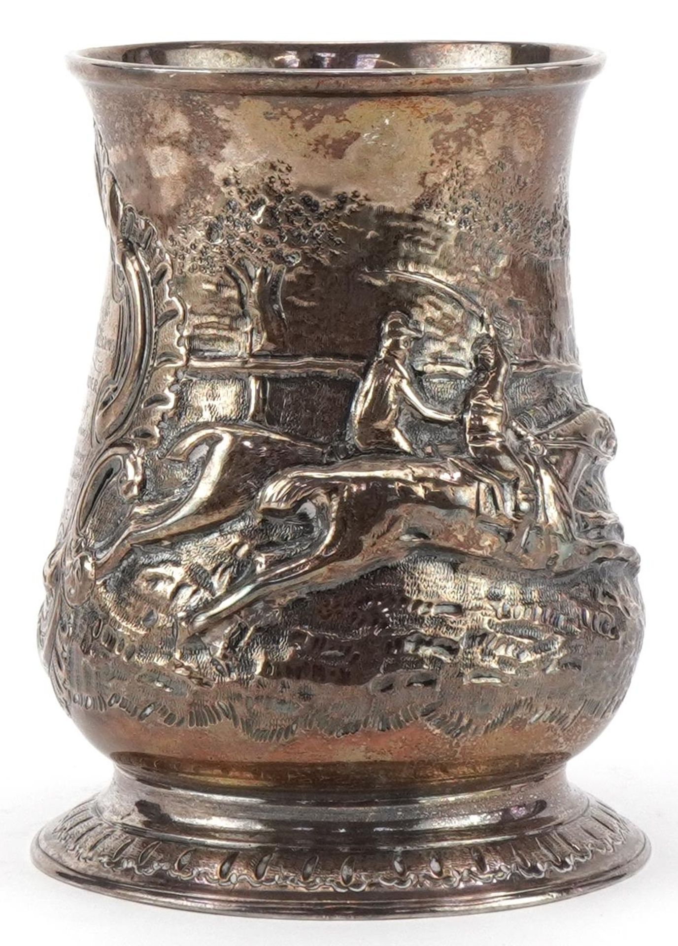 George II silver tankard embossed with jockeys on horseback inscribed For Captain Stephen - Bild 3 aus 6