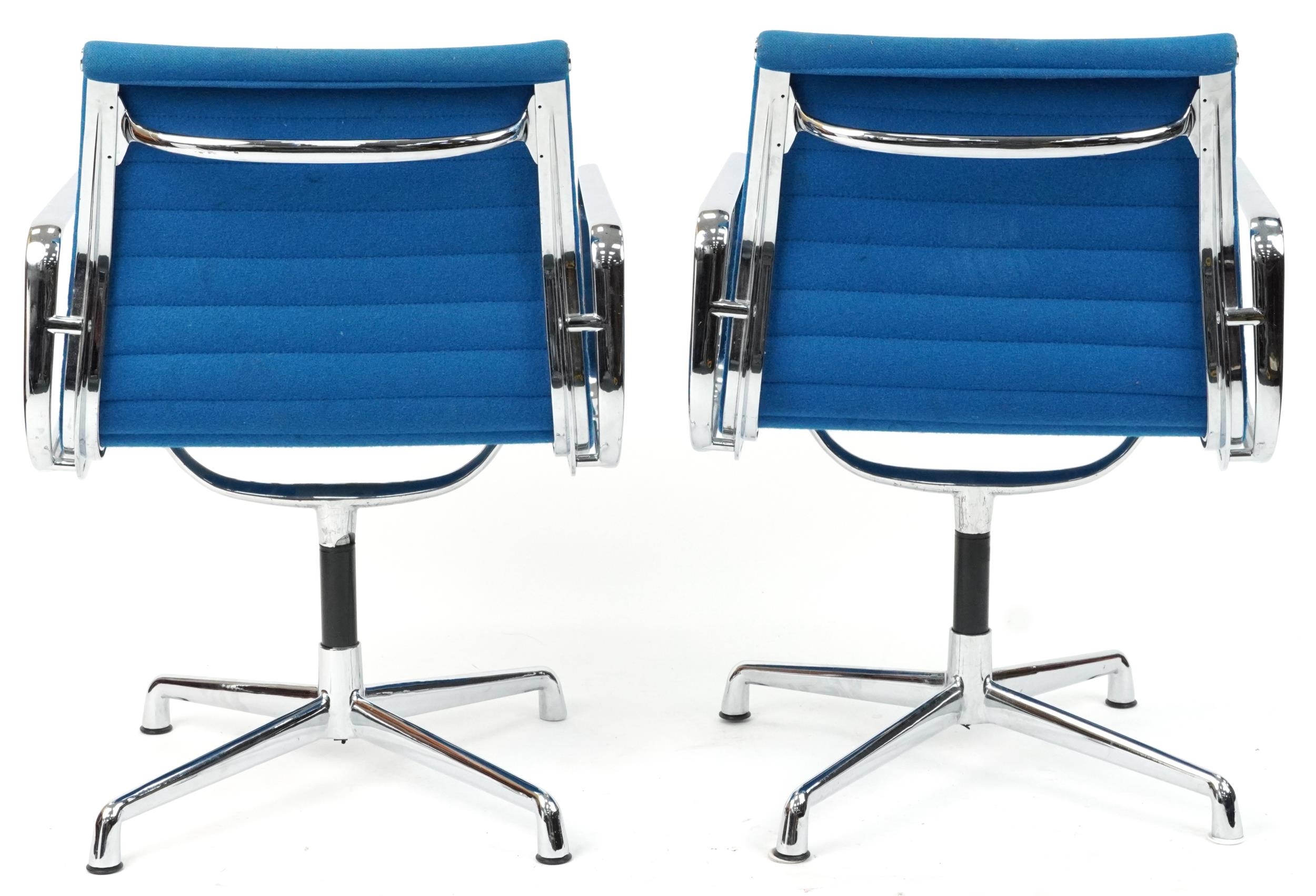 Manner of Charles and Ray Eames, pair of Vitre style EA108 aluminium chairs - Image 4 of 4