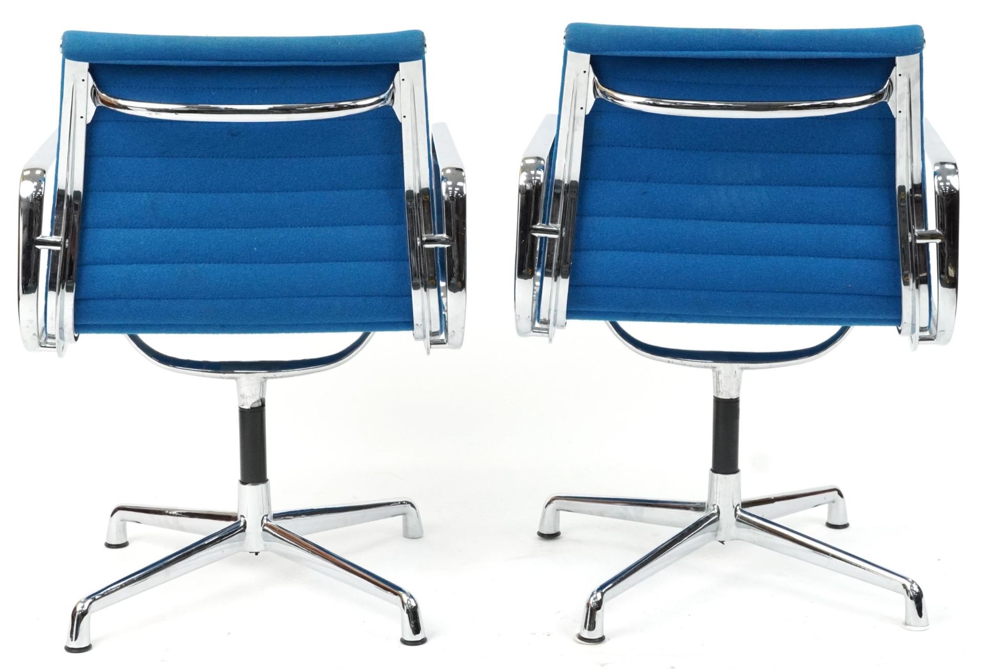 Manner of Charles and Ray Eames, pair of Vitre style EA108 aluminium chairs - Bild 4 aus 4