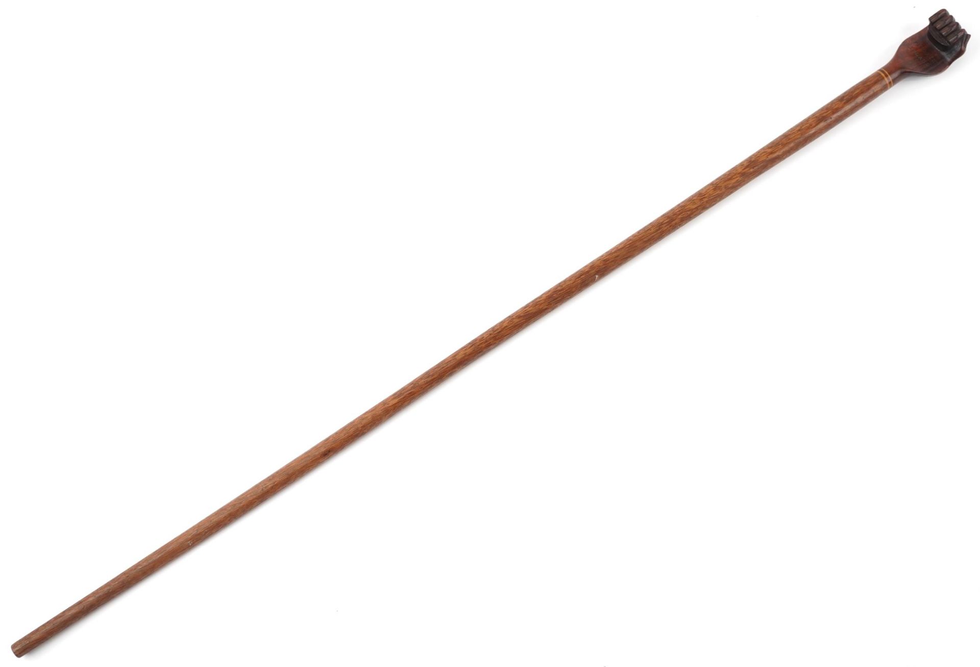 Hardwood Pitcairn Islands clenched fist walking stick, 94cm in length - Image 4 of 5