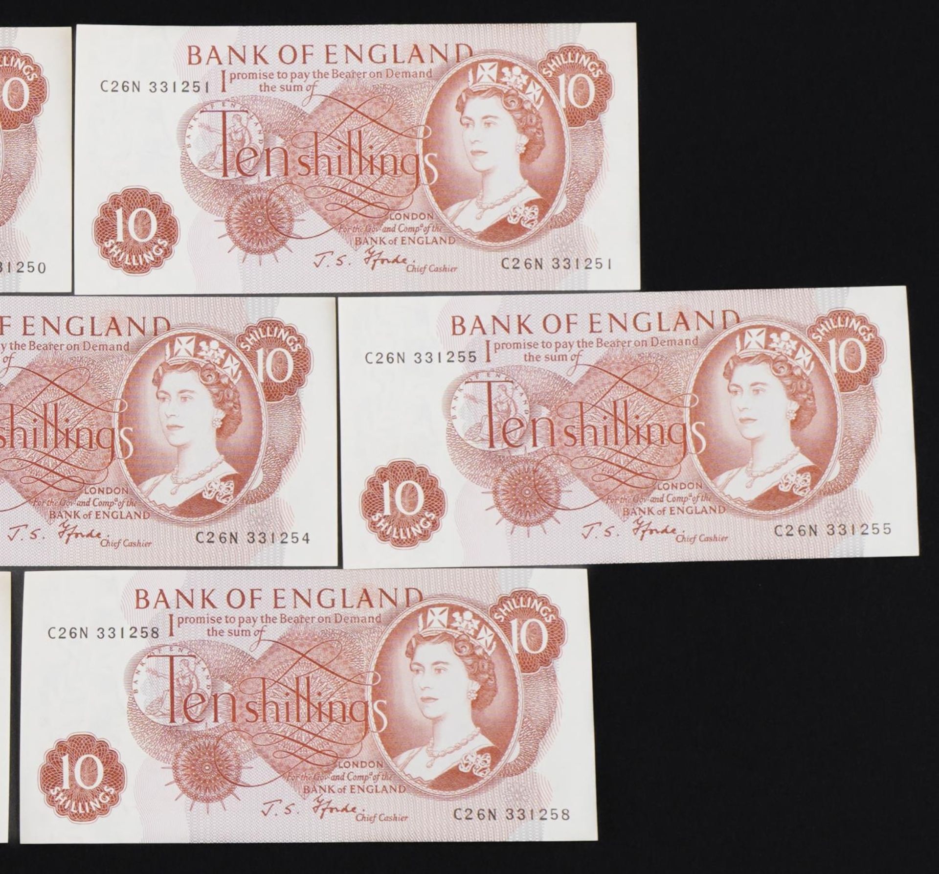 Ten Elizabeth II Bank of England ten shilling bank notes with consecutive serial numbers, Chief - Bild 3 aus 6