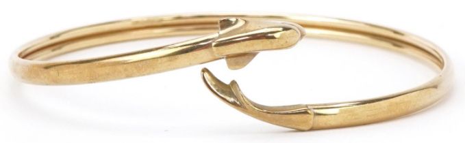 9ct gold bangle in the form of a dolphin, 6.5cm in diameter, 6.4g