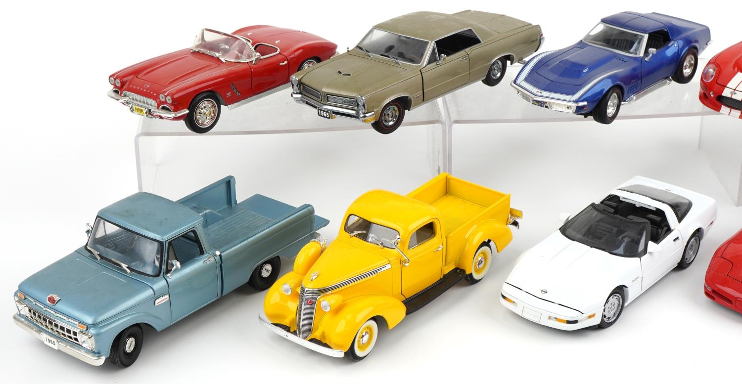 Ten 1:18 scale diecast vehicles including Ertl 1962 Corvette, Burago 1999 Shelby Series 1 and Sun - Image 2 of 3