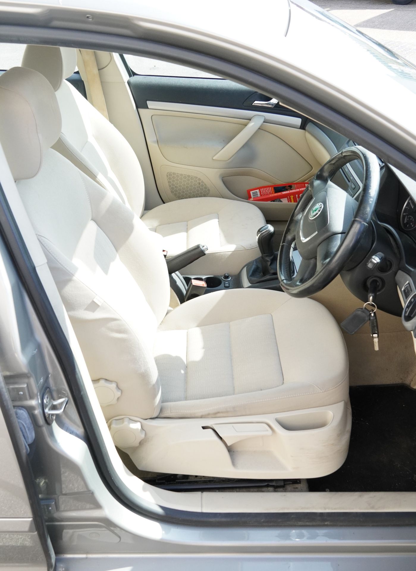 2011 manual Skoda Octavia Elegance 1.6 liter TDI five door hatchback, Reg NU11 VYG, One owner from - Bild 12 aus 15