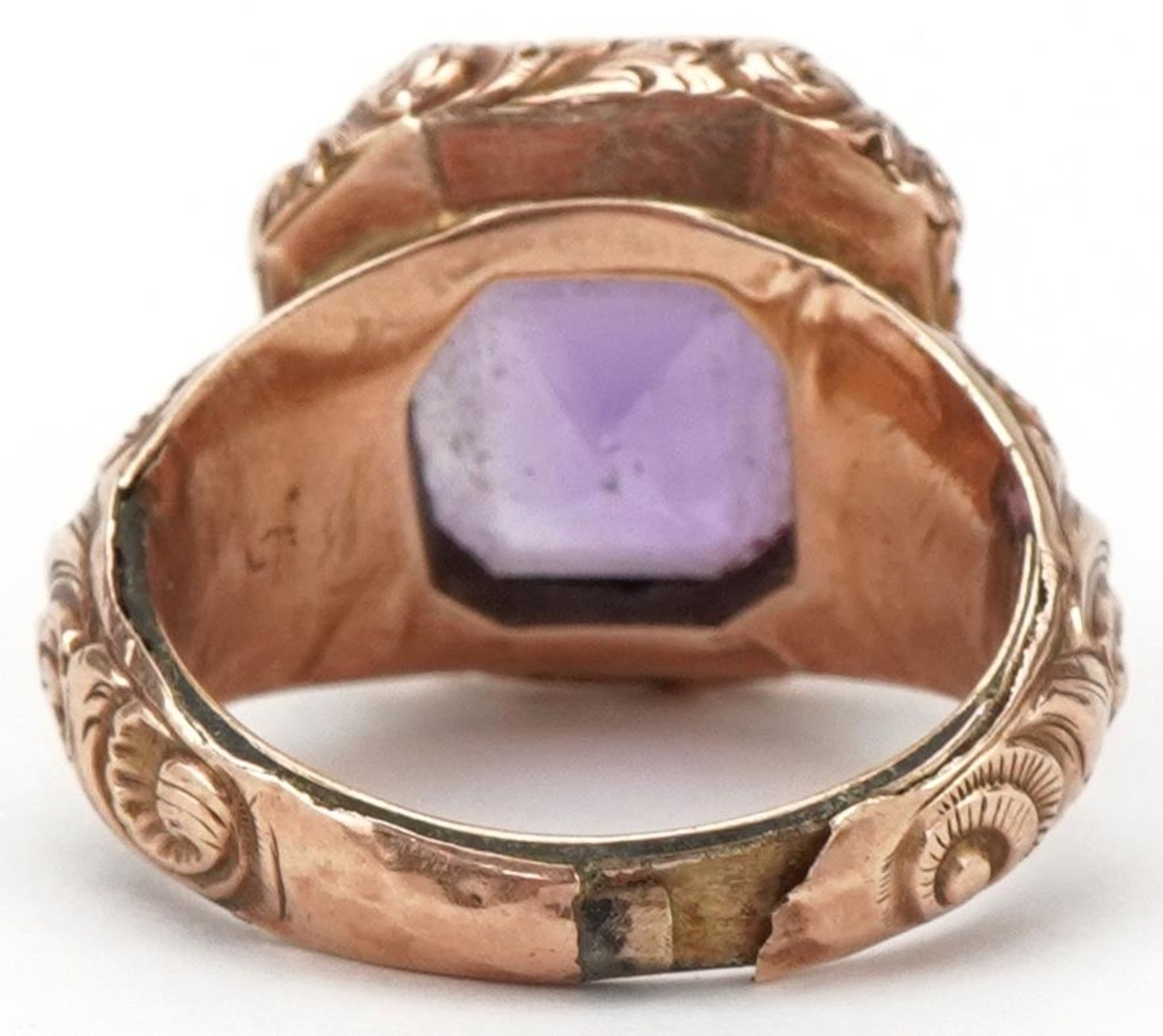 Victorian unmarked gold and yellow metal amethyst ring with ornate setting, the amethyst - Bild 2 aus 3