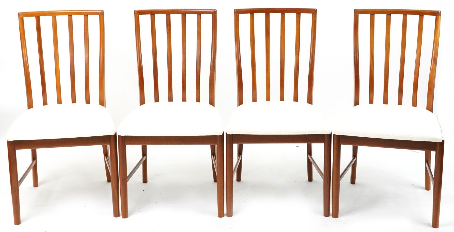 Mackintosh, mid century Scottish teak circular extending dining table with four chairs, the table - Bild 6 aus 8