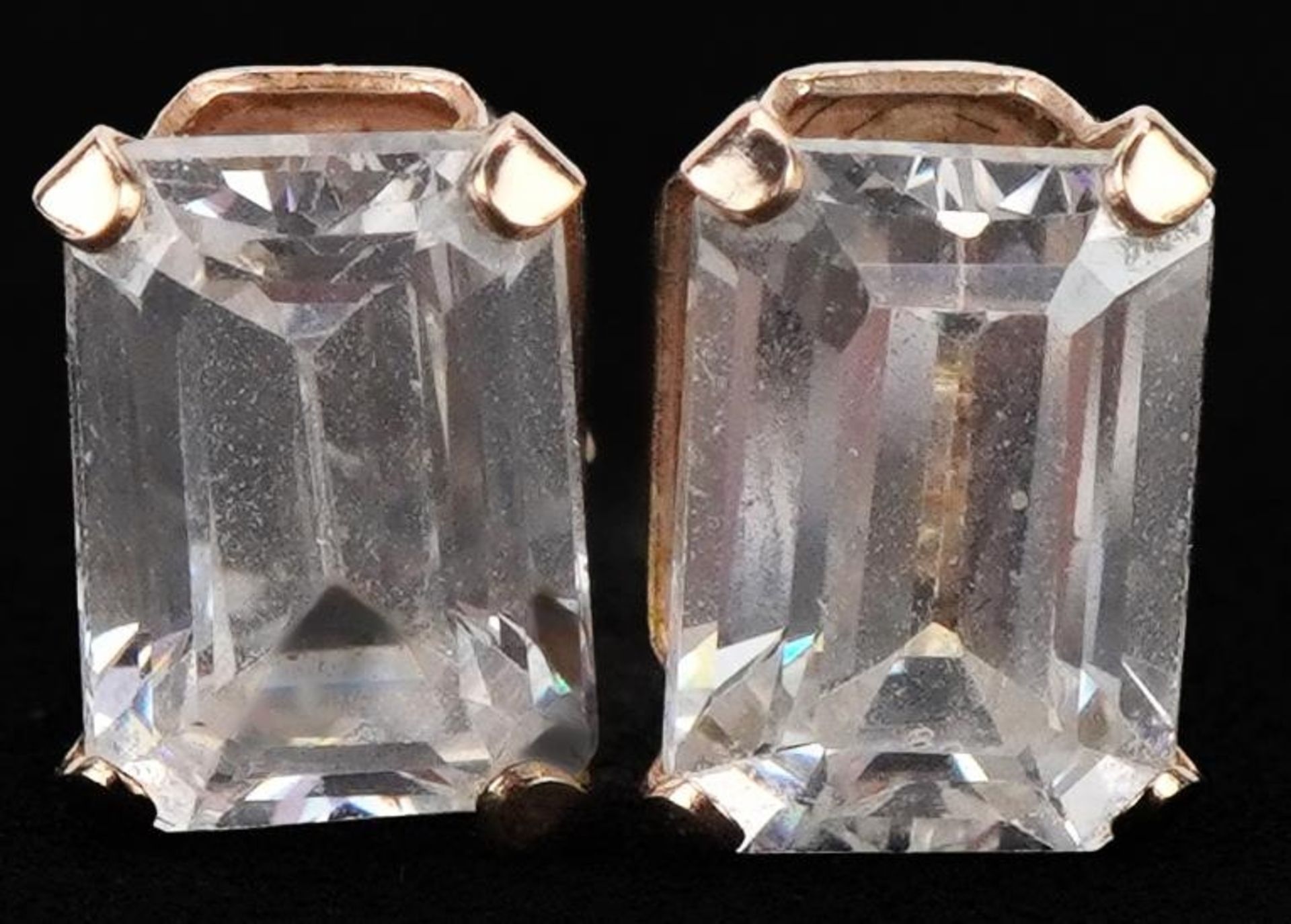 Pair of 9ct gold clear stone stud earrings, each 7mm high, total 1.1g - Image 2 of 3