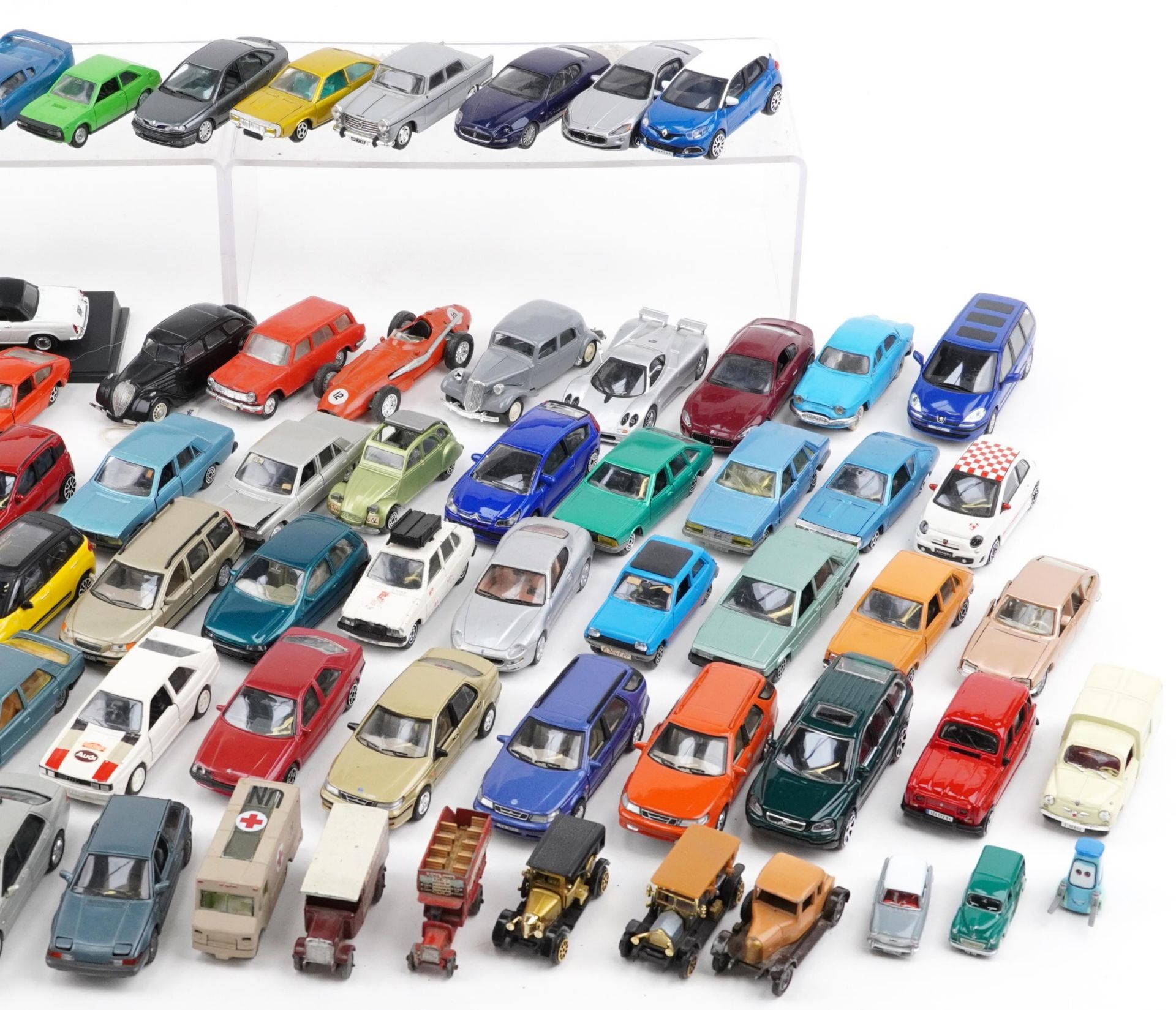 Collection of vintage and later collector's vehicles, predominantly diecast, including Burago, - Bild 3 aus 3