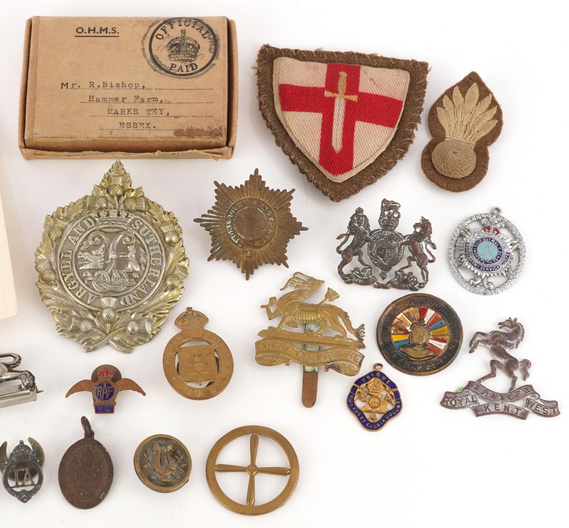 Assorted military interest cap badges including Argyll & Sutherland, military watch chain, patches - Image 3 of 4