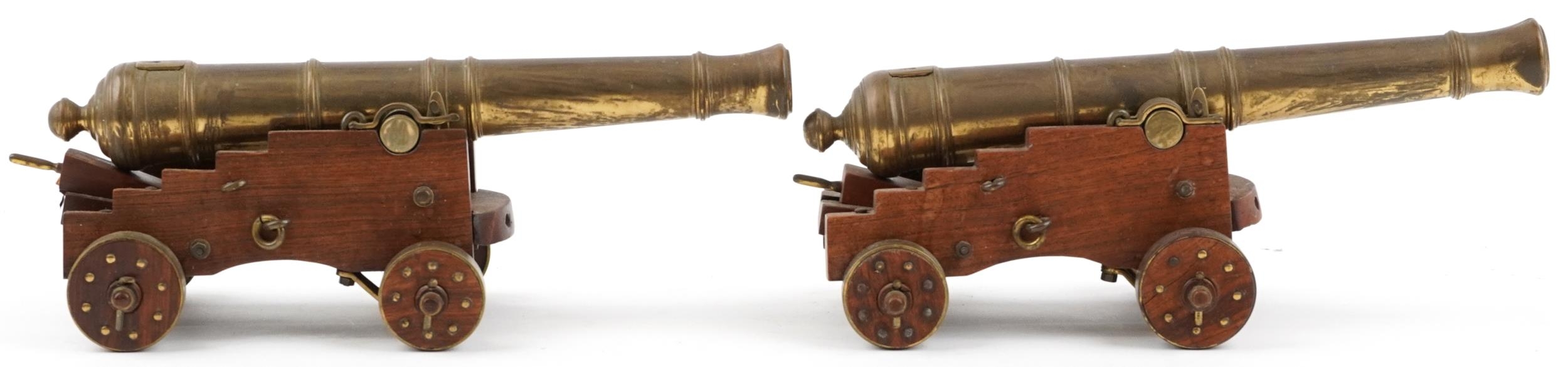 Pair of mid 20th century bronze and hardwood model table cannons, each 22cm in length PROVENANCE: - Bild 5 aus 7