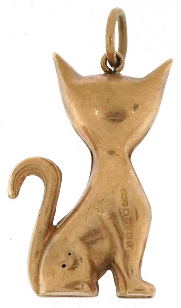 9ct gold charm in the form of a seated cat with red glass eyes, 2.5cm high, 1.3g - Image 2 of 3