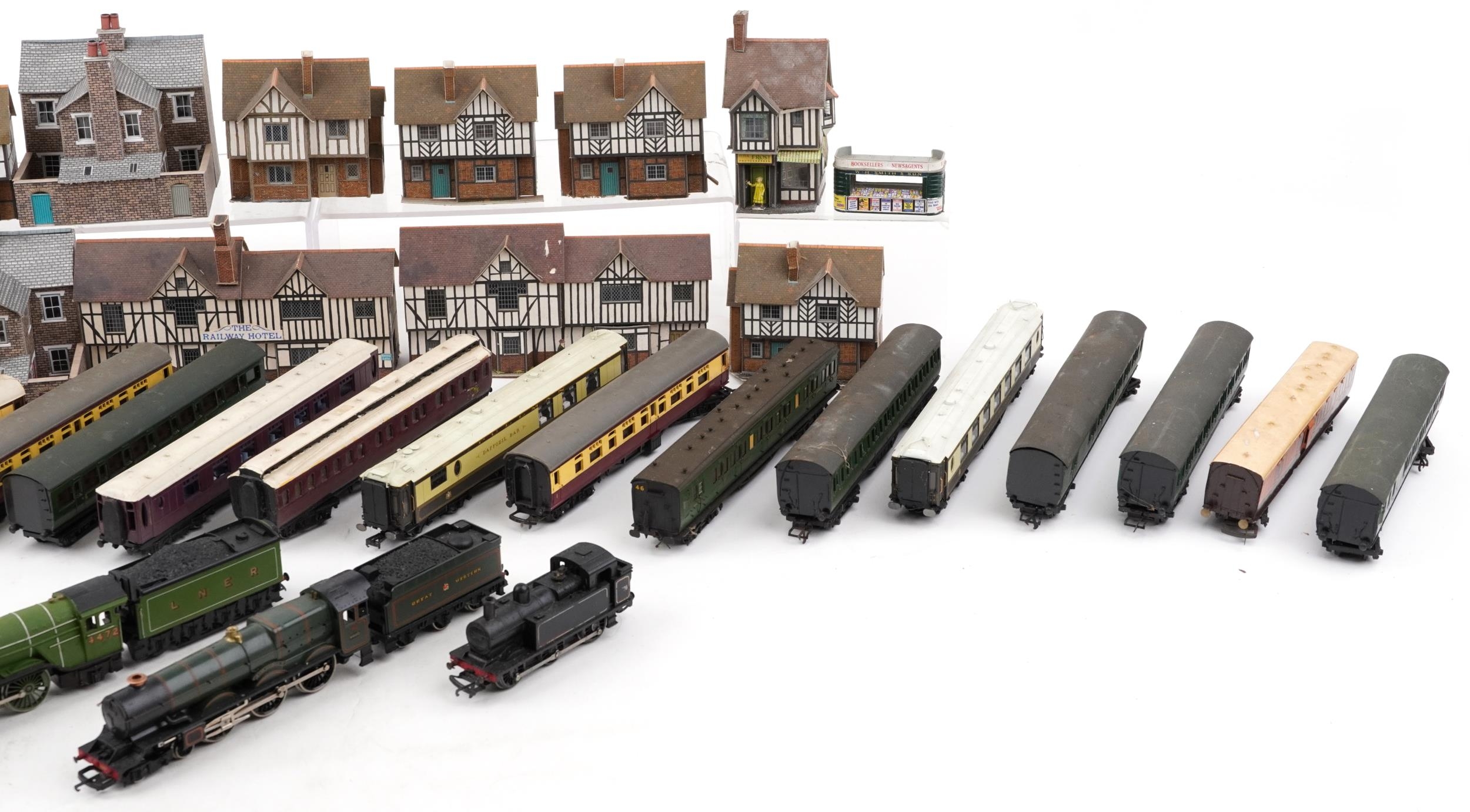 OO gauge model railway and accessories including Lima King George V locomotive with tender, Hornby - Image 3 of 3