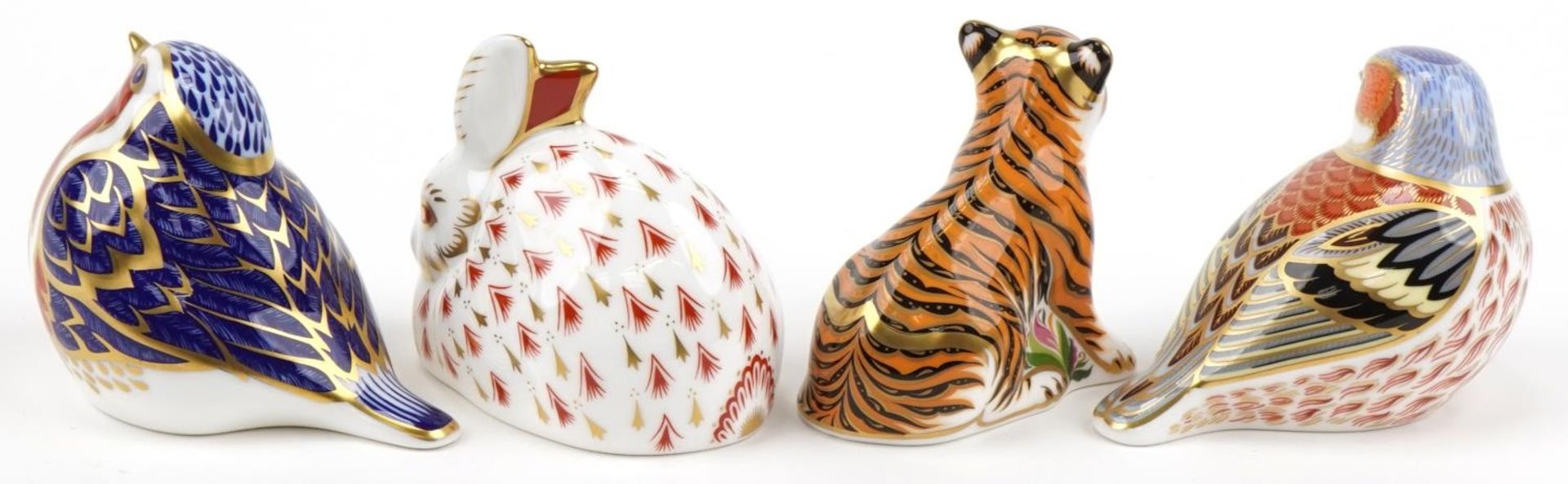 Royal Crown Derby rabbit, Sumatran tiger cub and Chaffinch paperweights with gold coloured - Bild 3 aus 4