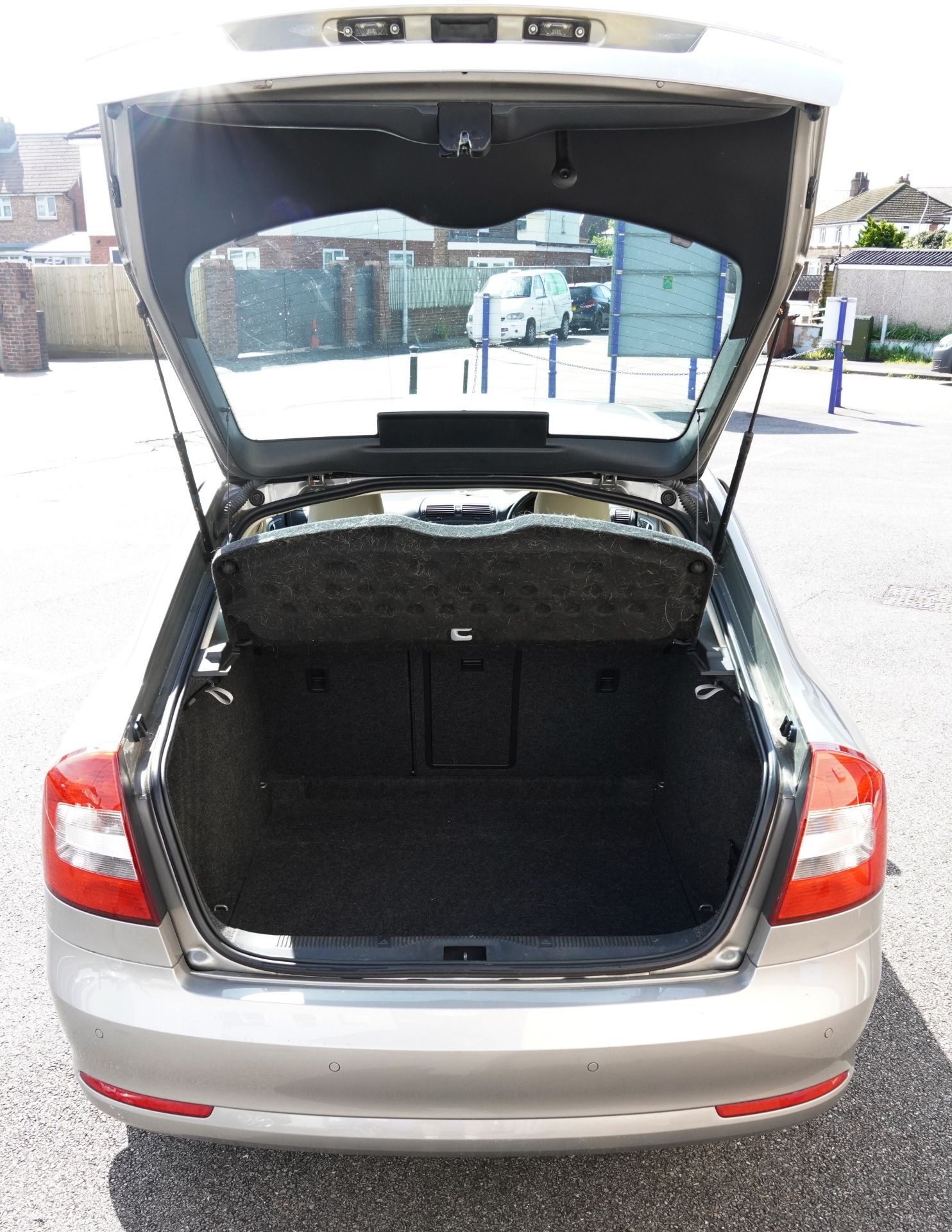 2011 manual Skoda Octavia Elegance 1.6 liter TDI five door hatchback, Reg NU11 VYG, One owner from - Bild 13 aus 15