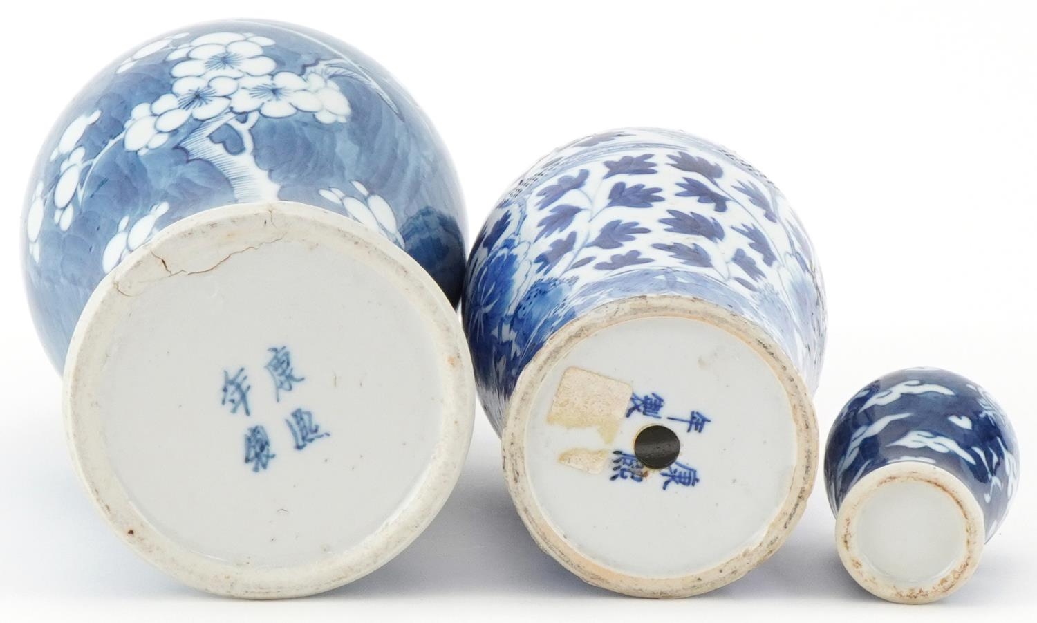 Chinese hand painted blue and white prunus vase, Chinese vase decorated with birds amongst flowers - Image 6 of 8