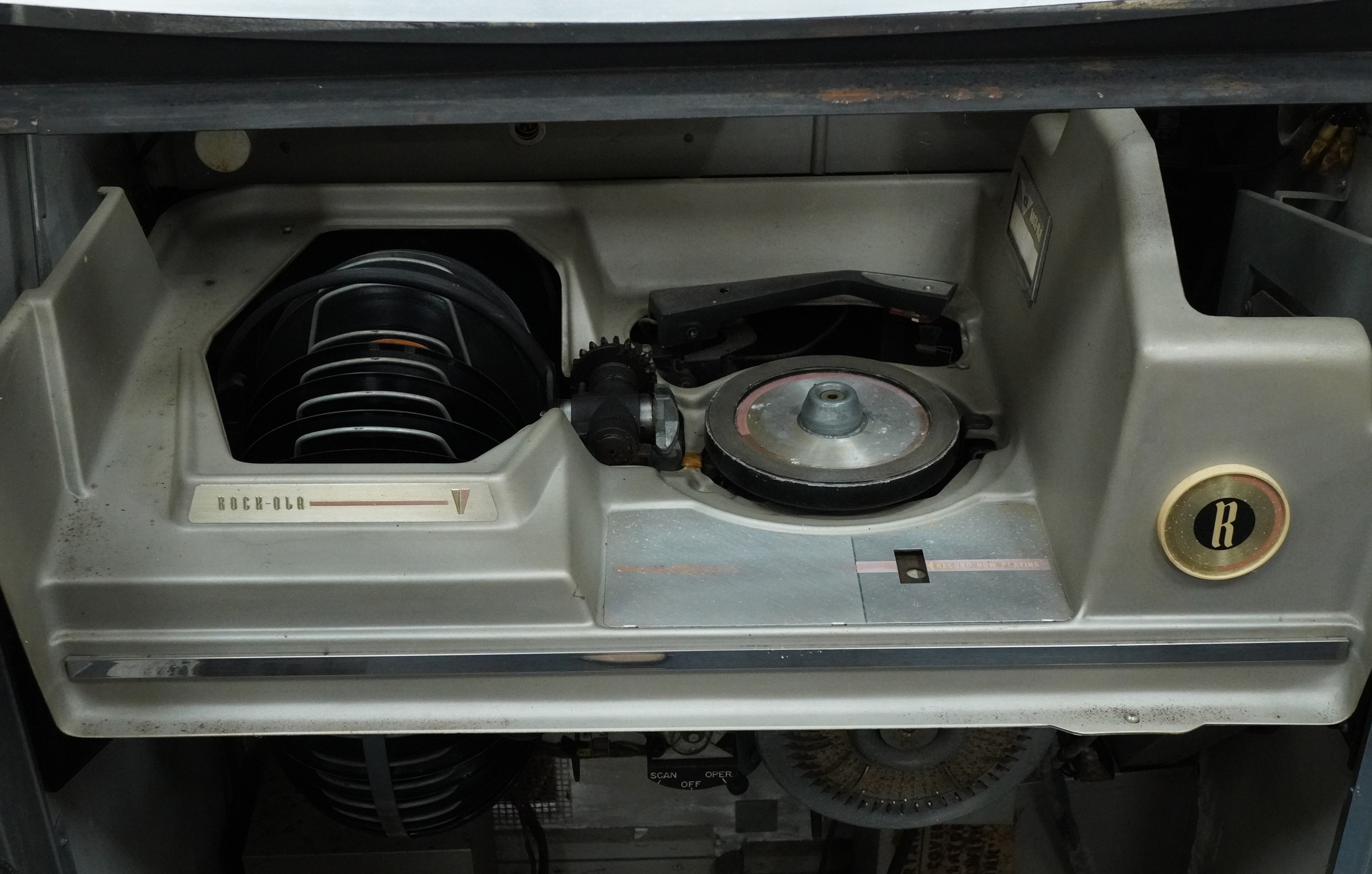 Rock Ola Capri II 1960s/70s 45rpm juke box, model number 414, 127cm H x 80cm W x 60cm D - Image 4 of 10