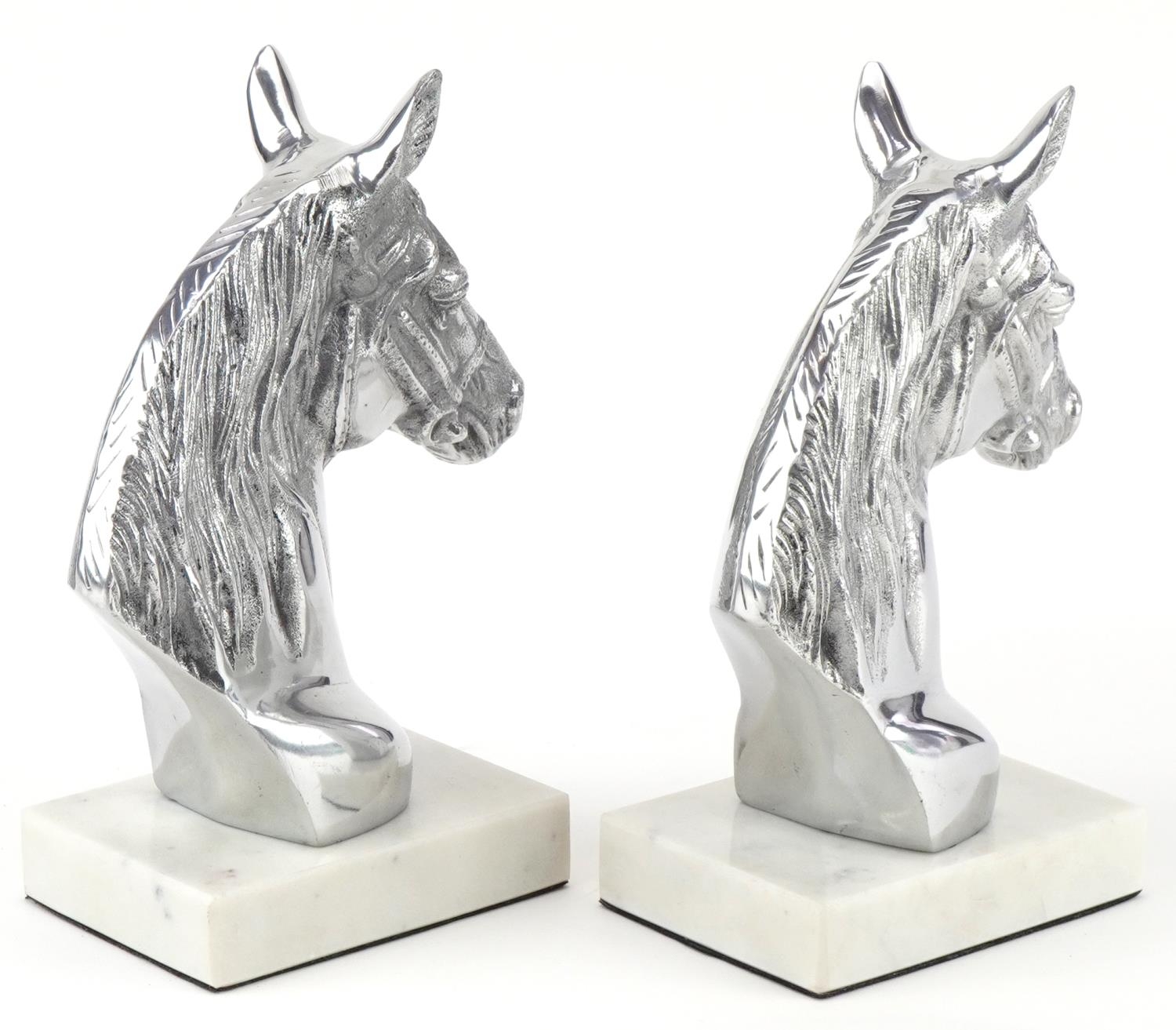 Pair of silvered metal and white marble horsehead bookends, each 23cm high - Image 2 of 3