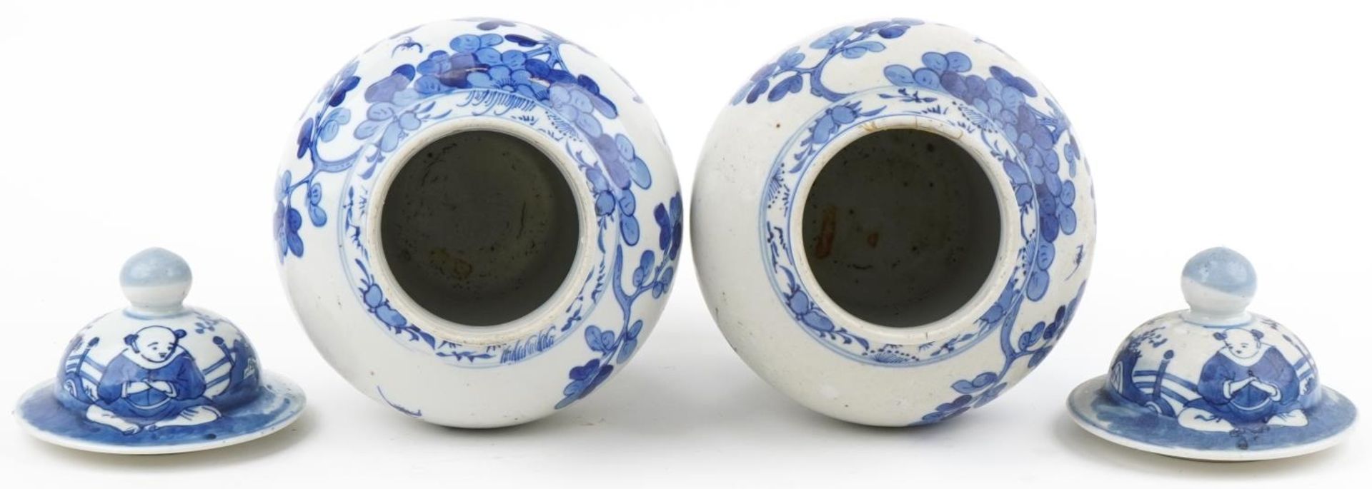 Pair of 18th century Chinese blue and white ginger jars hand painted with birds amongst flowers - Bild 5 aus 6