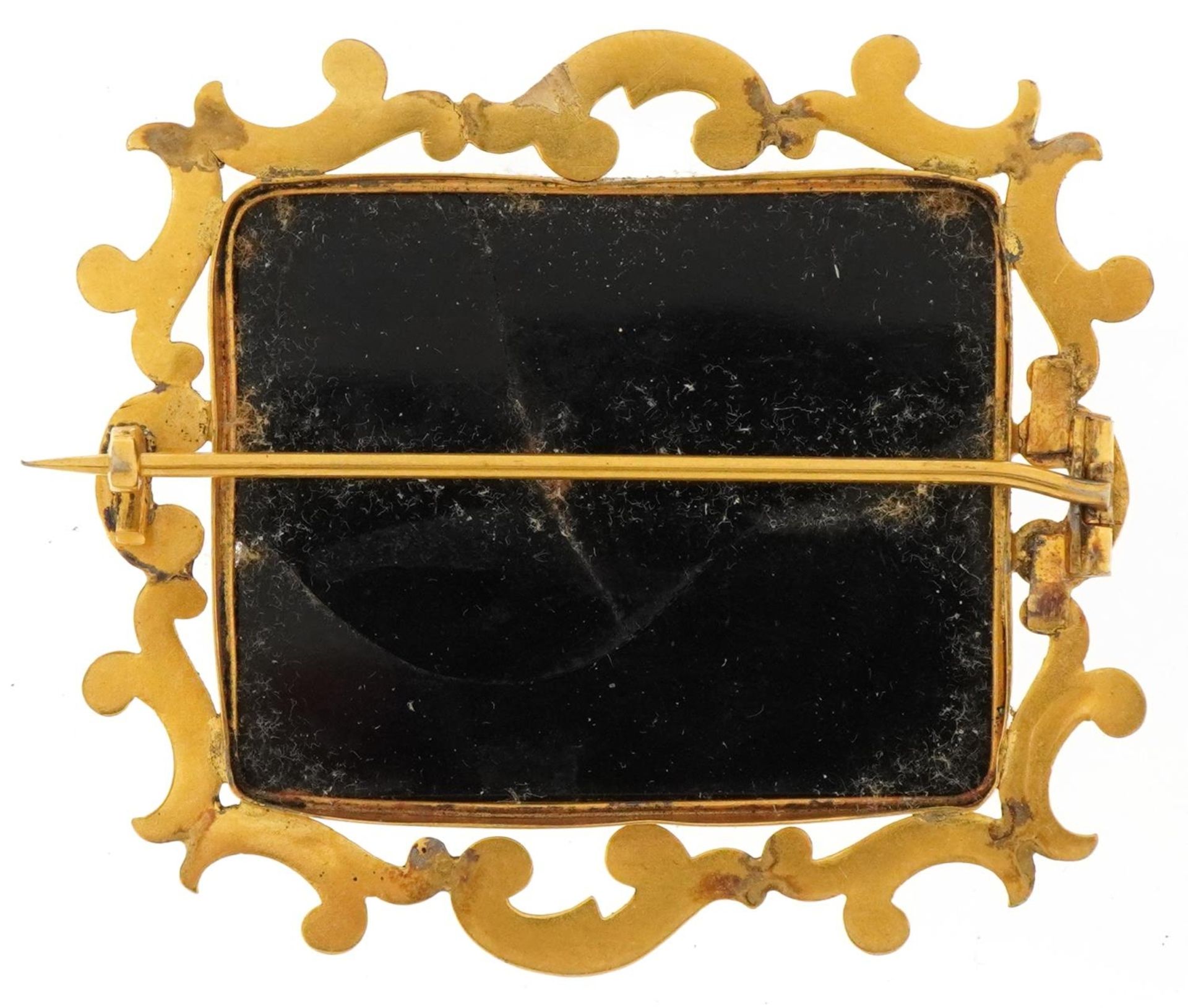 Italian 19th century pietra dura brooch with yellow metal mount decorated with birds around a - Image 2 of 2