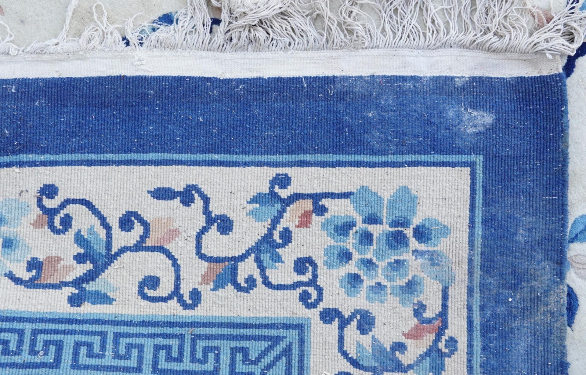 Large Chinese blue and cream ground rug having an allover floral design, 370cm x 275cm - Bild 9 aus 9