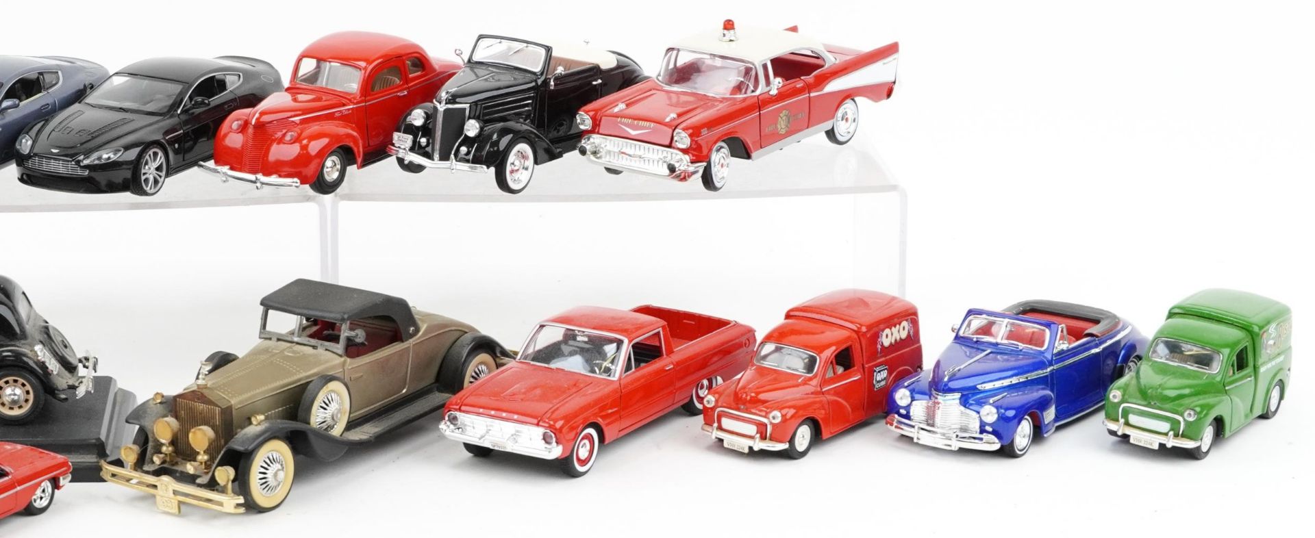 Collection of 1:24 scale and 1:32 scale diecast vehicles including Welly 1941 Chevrolet Special - Bild 3 aus 3