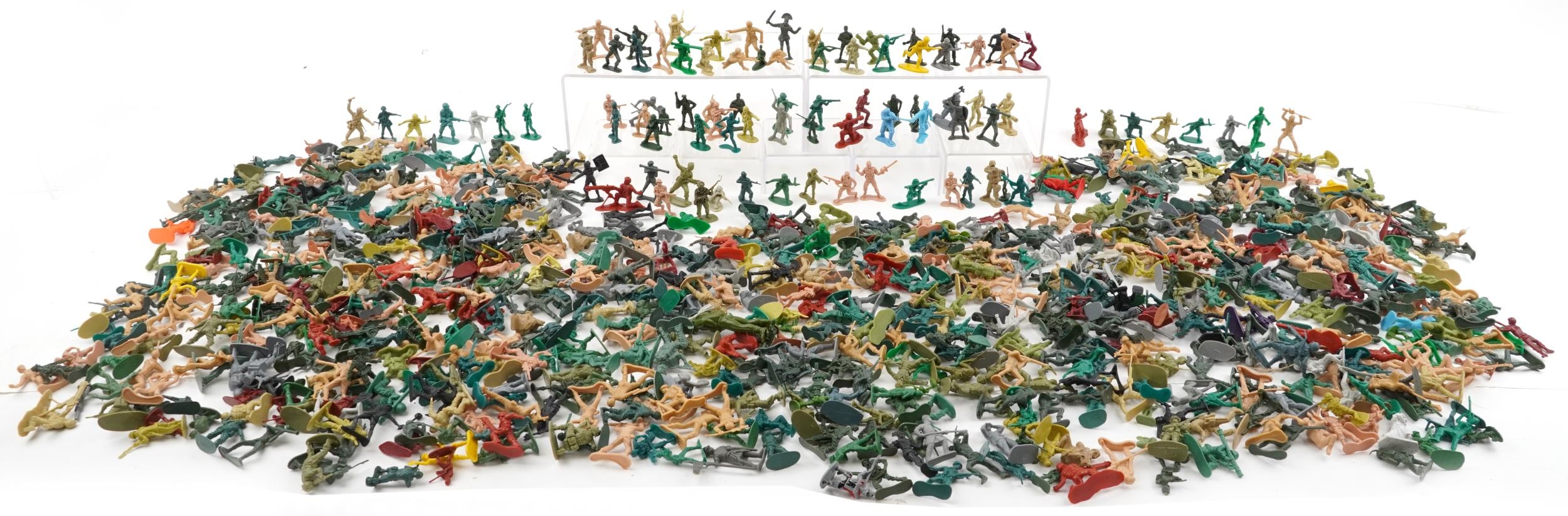 Extensive collection of vintage and later plastic army soldiers, some by Lanard, each