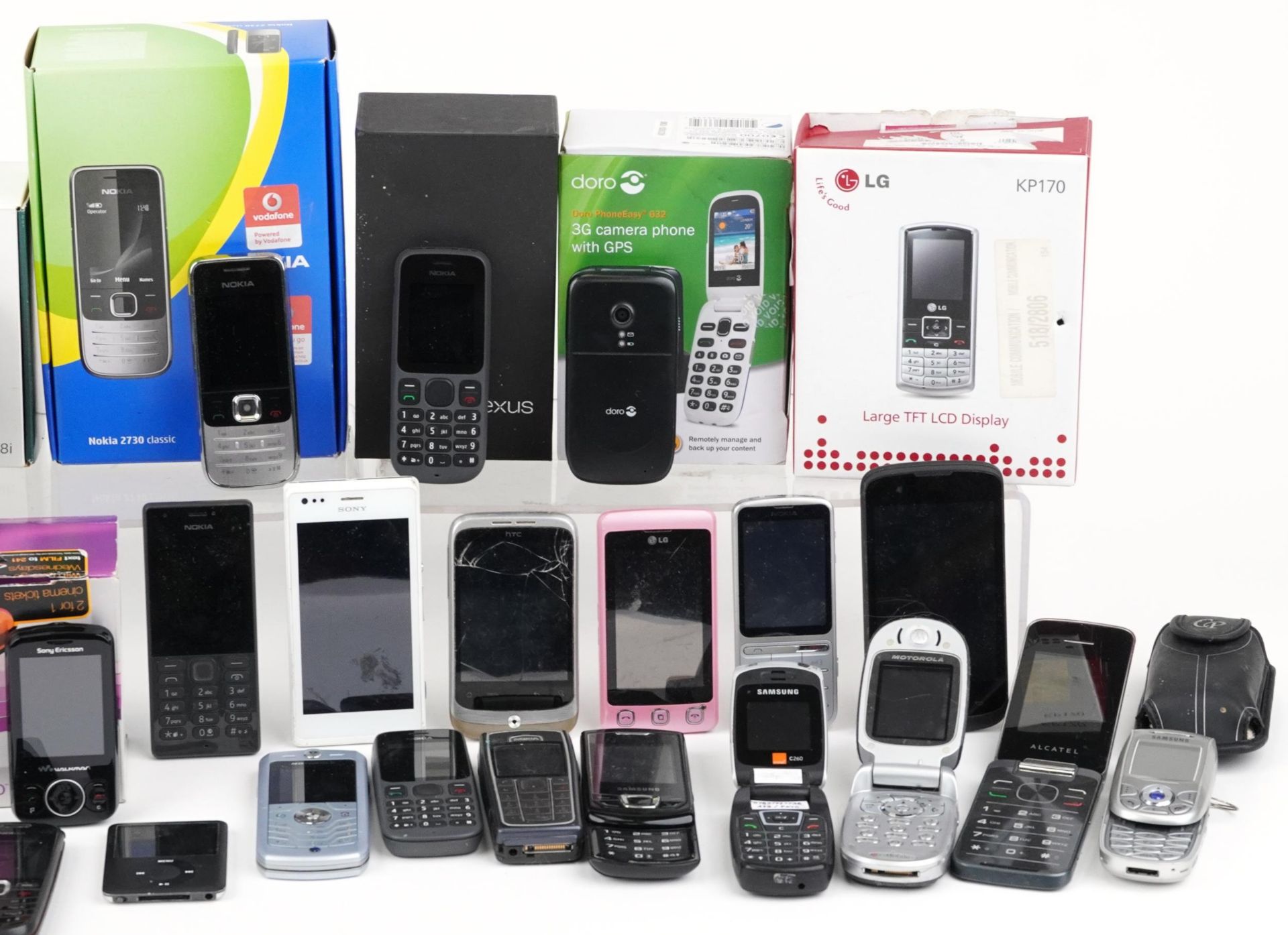 Vintage and later mobile phones, some with boxes including Sony, LG, Samsung and HTC - Image 3 of 3