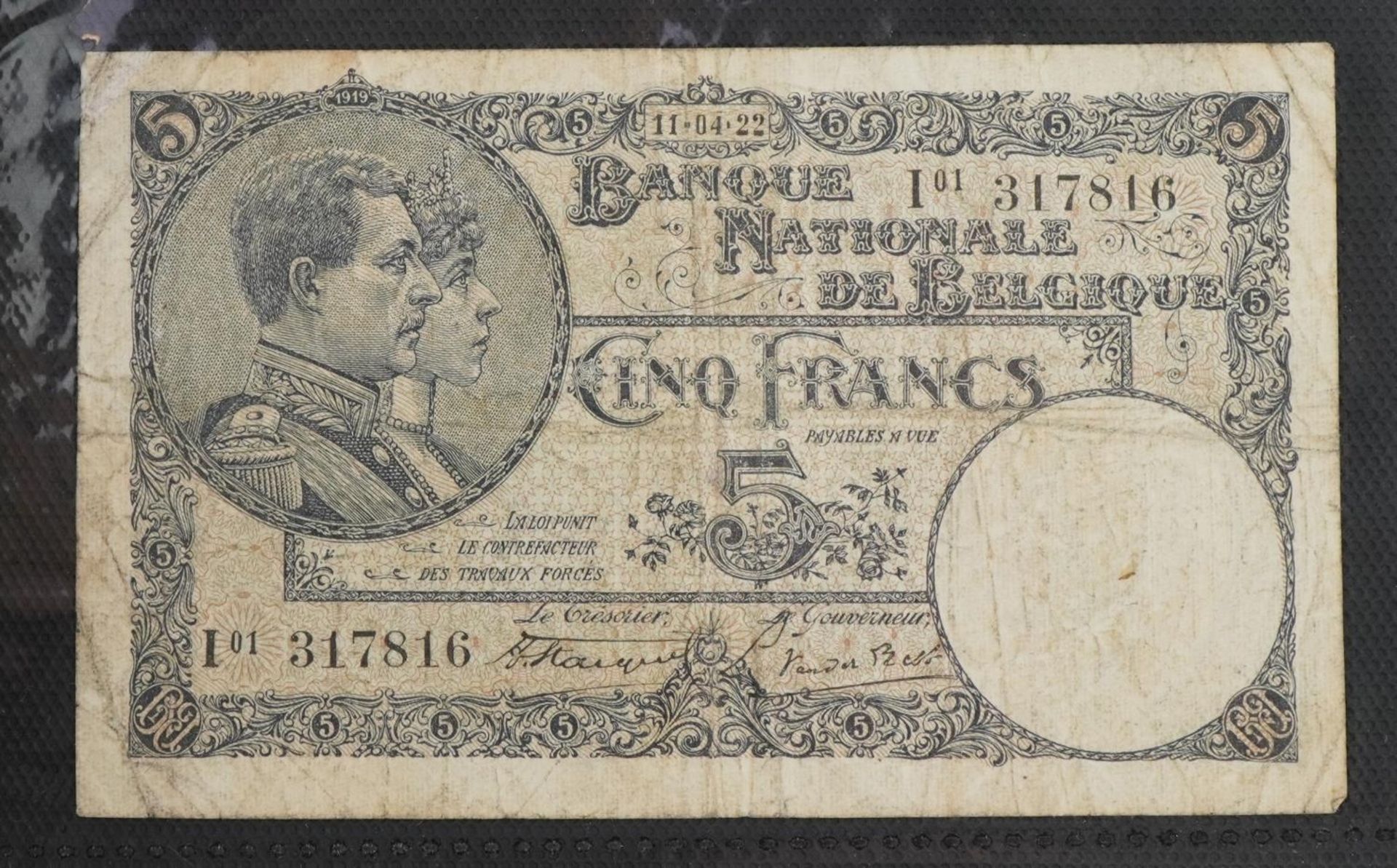 World banknotes arranged in an album including Bank of Scotland twenty pounds, Kenya, Indonesia - Bild 6 aus 10