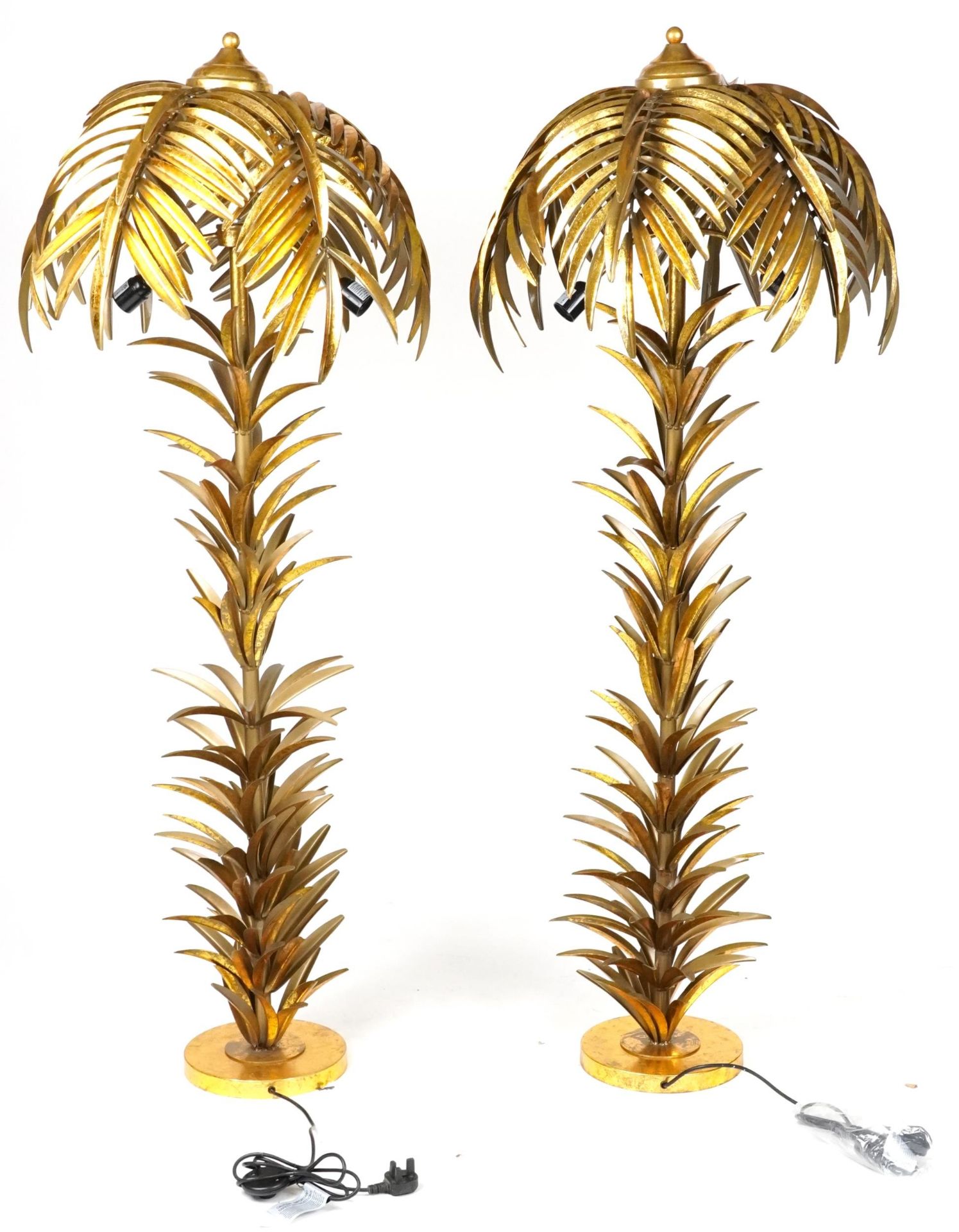 Pair of Hollywood Regency style gilt painted metal standard lamps in the form of palm trees, each - Bild 2 aus 2