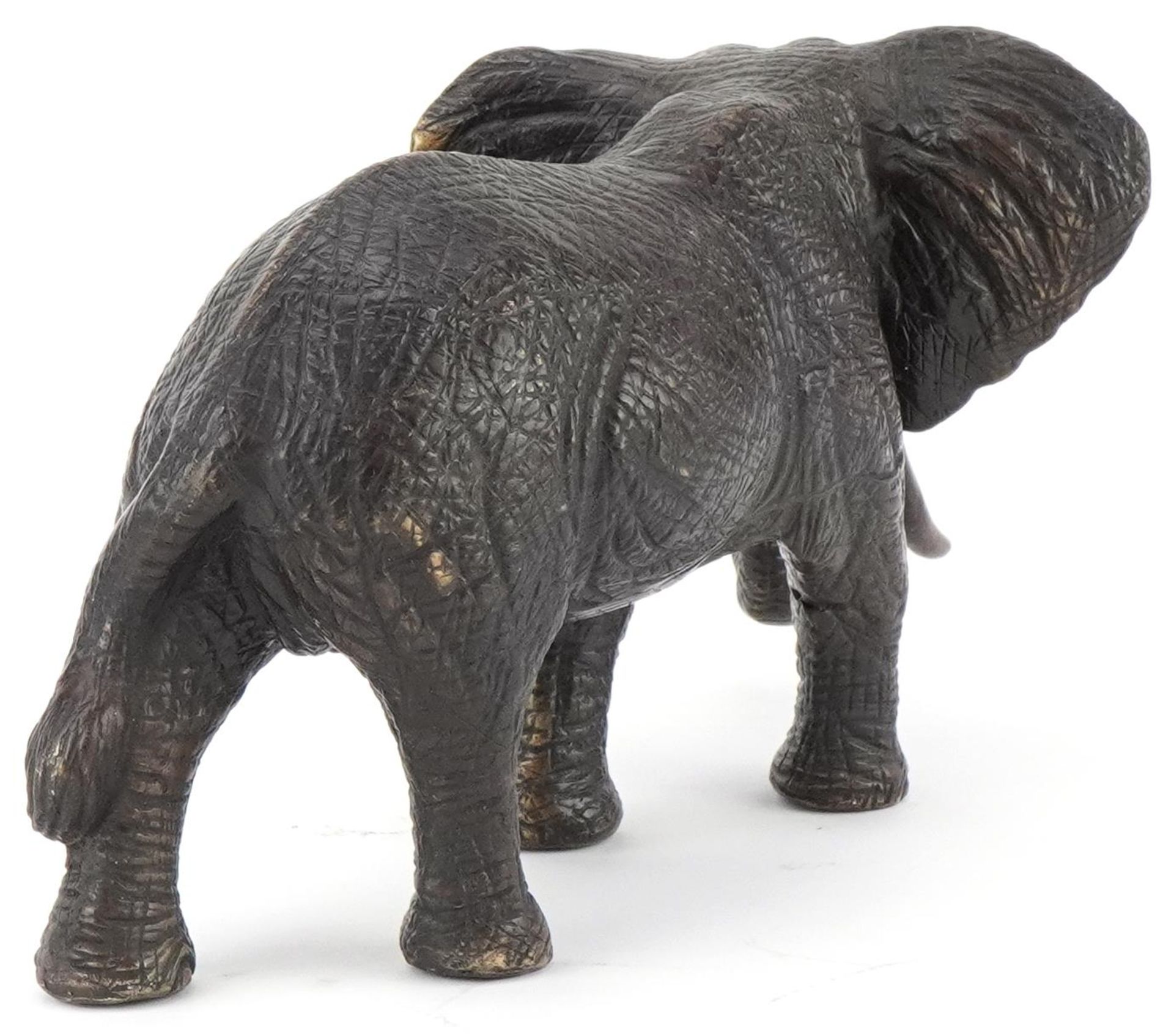 Japanese patinated okimono of a bull elephant, 30cm in length - Bild 2 aus 3