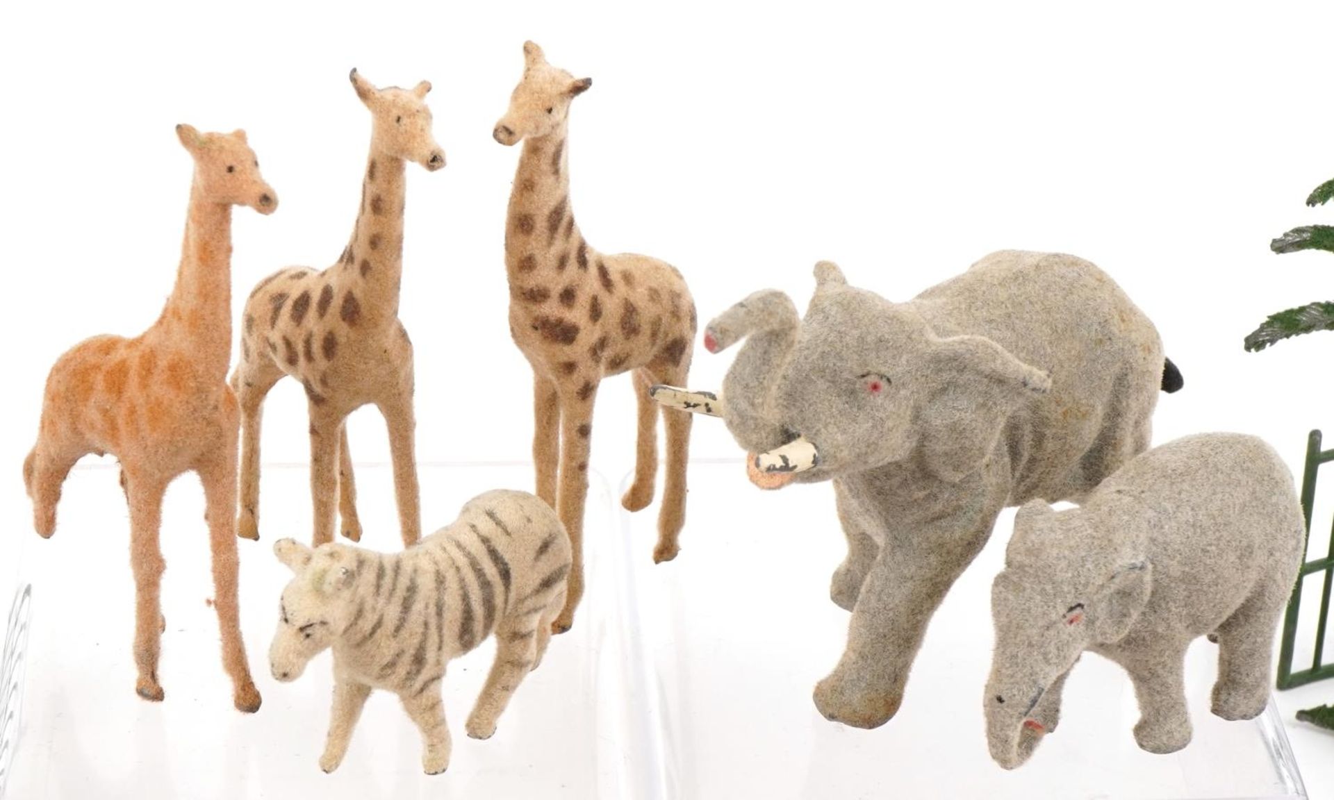 Selection of lead zoo animals including an elephant, wishing well and palm tree, the elephant 11cm - Bild 2 aus 4