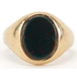 9ct gold signet ring with bloodstone matrix, size N/O, 8.0g