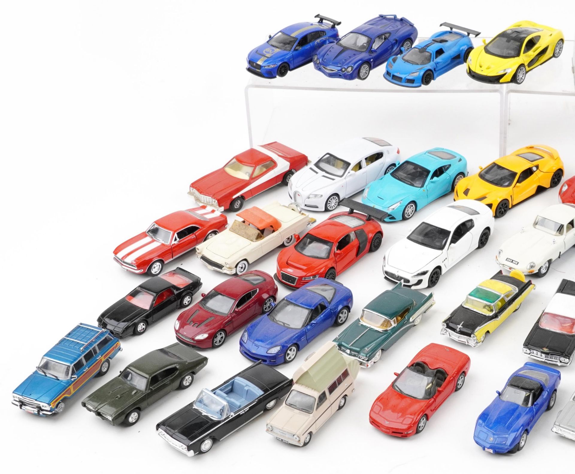 Vintage and later collector's vehicles, predominantly diecast, including Maisto, Ertl and Kinsmart - Bild 2 aus 3