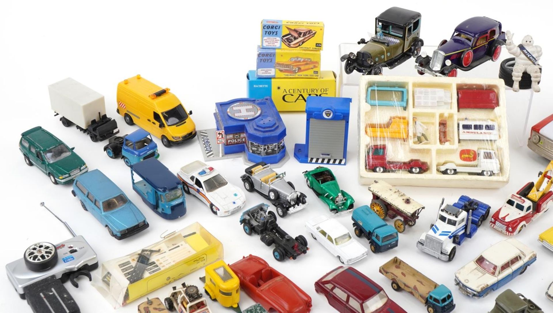 Large collection of vintage and later collector's vehicles, predominantly diecast and tinplate, - Bild 2 aus 5