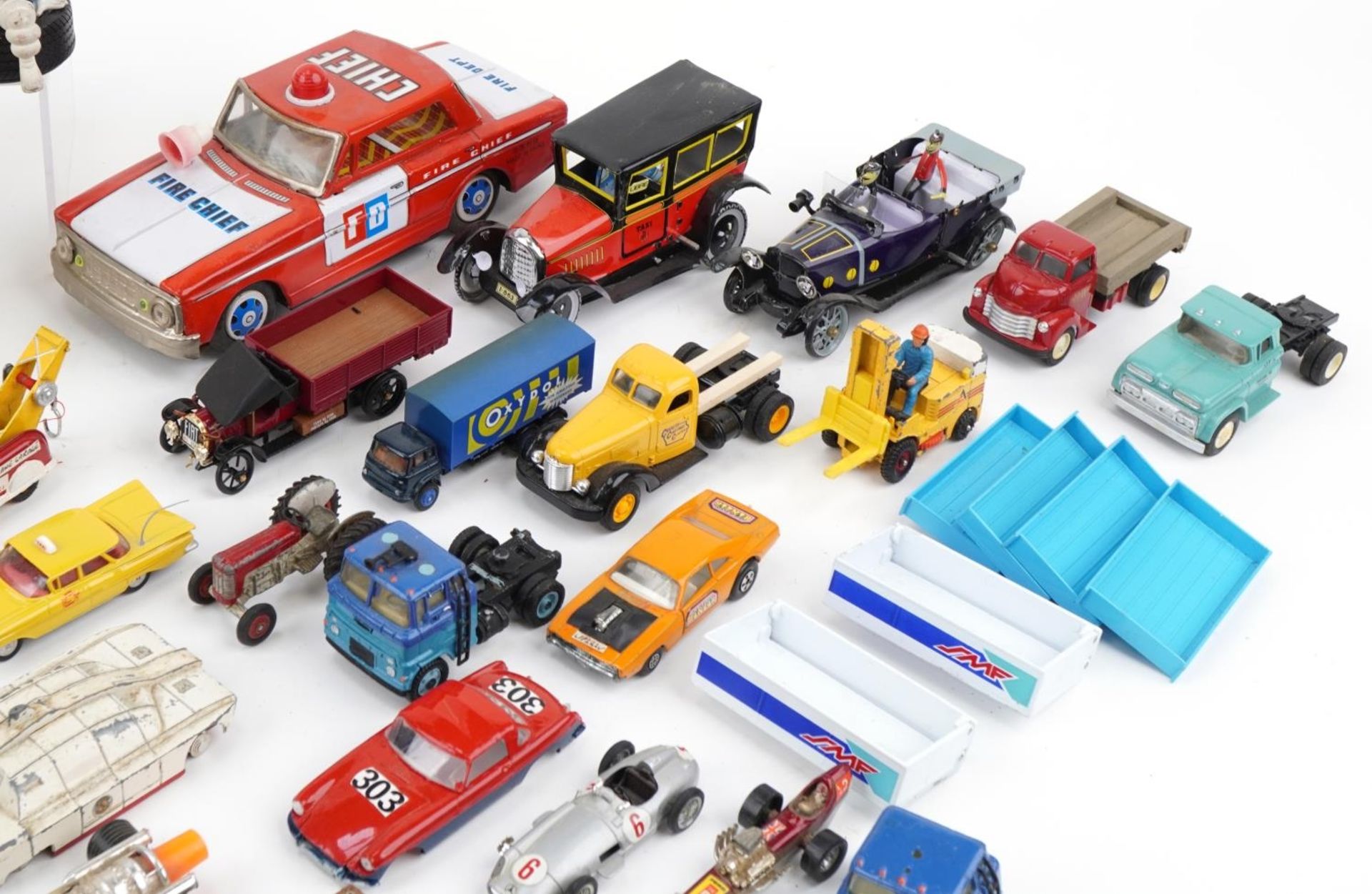 Large collection of vintage and later collector's vehicles, predominantly diecast and tinplate, - Bild 3 aus 5