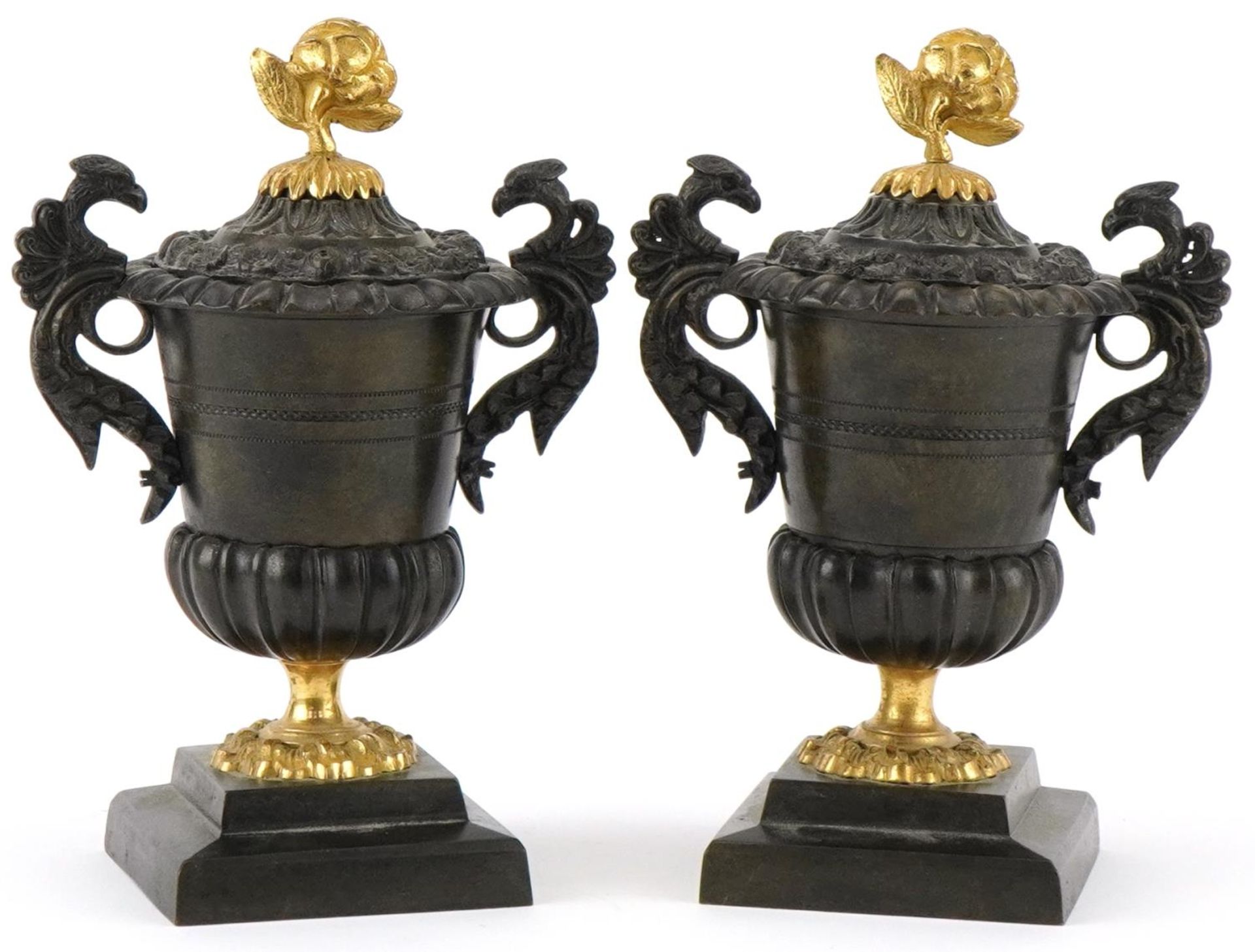 Pair of Victorian Neo-Classical lidded bronze urns with bird design handles and ormolu rose design - Bild 2 aus 5