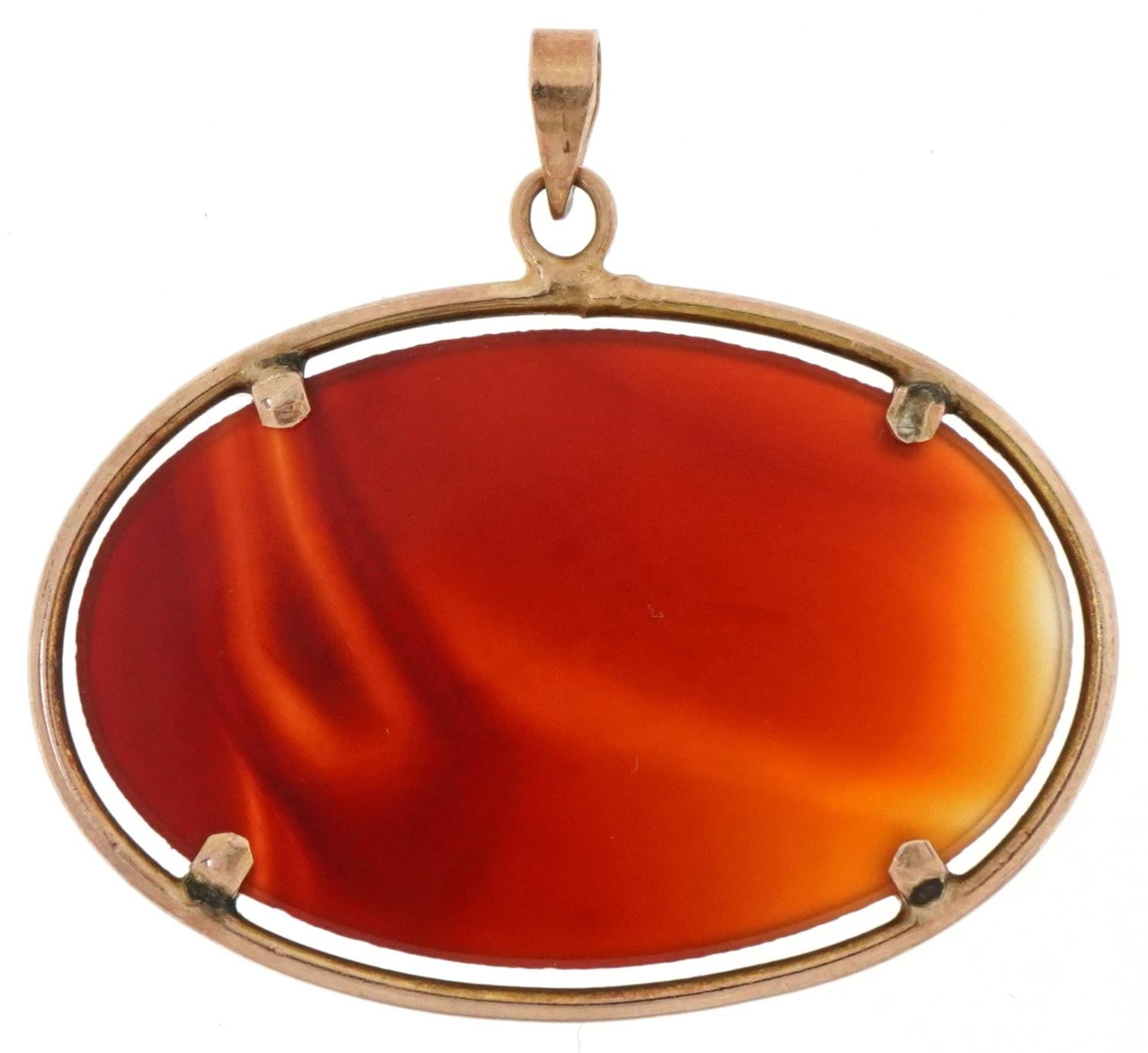Unmarked gold carved agate pendant, 4cm wide, 6.0g - Image 2 of 3