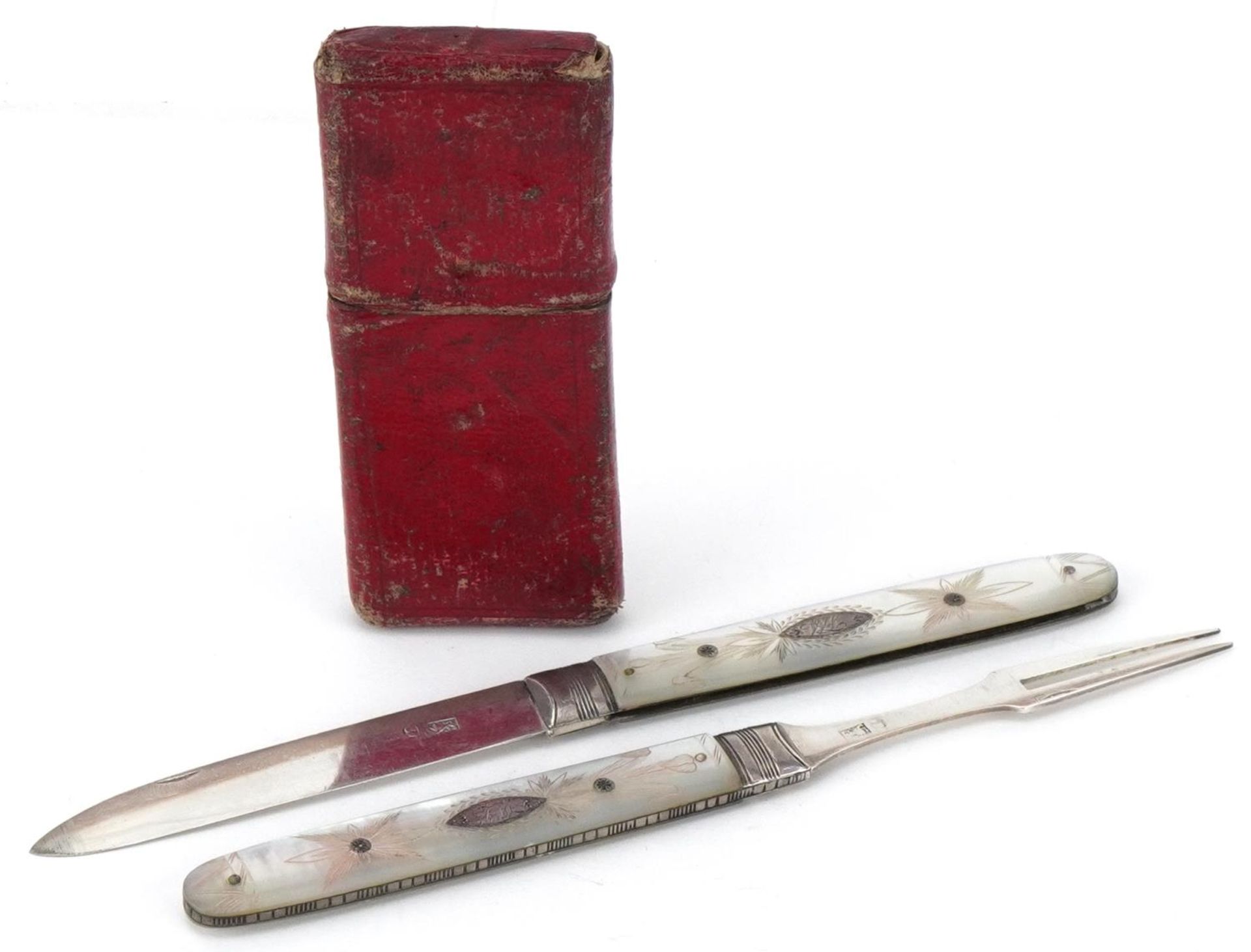 Georgian mother of pearl flanked silver folding fruit knife and fork housed in a fitted case,