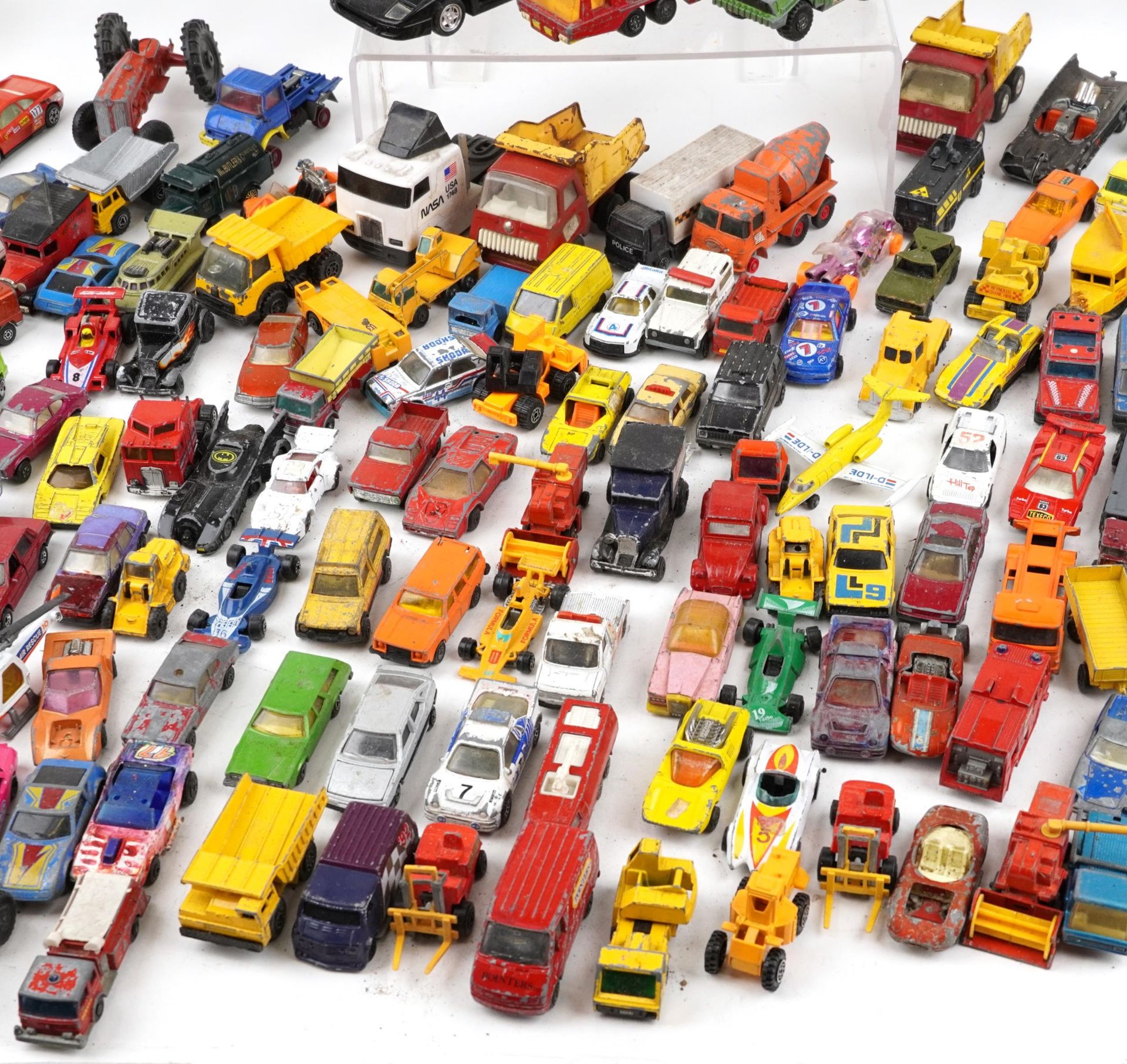 Extensive collection of vintage predominantly diecast and tinplate vehicles including Tonka, - Bild 6 aus 7