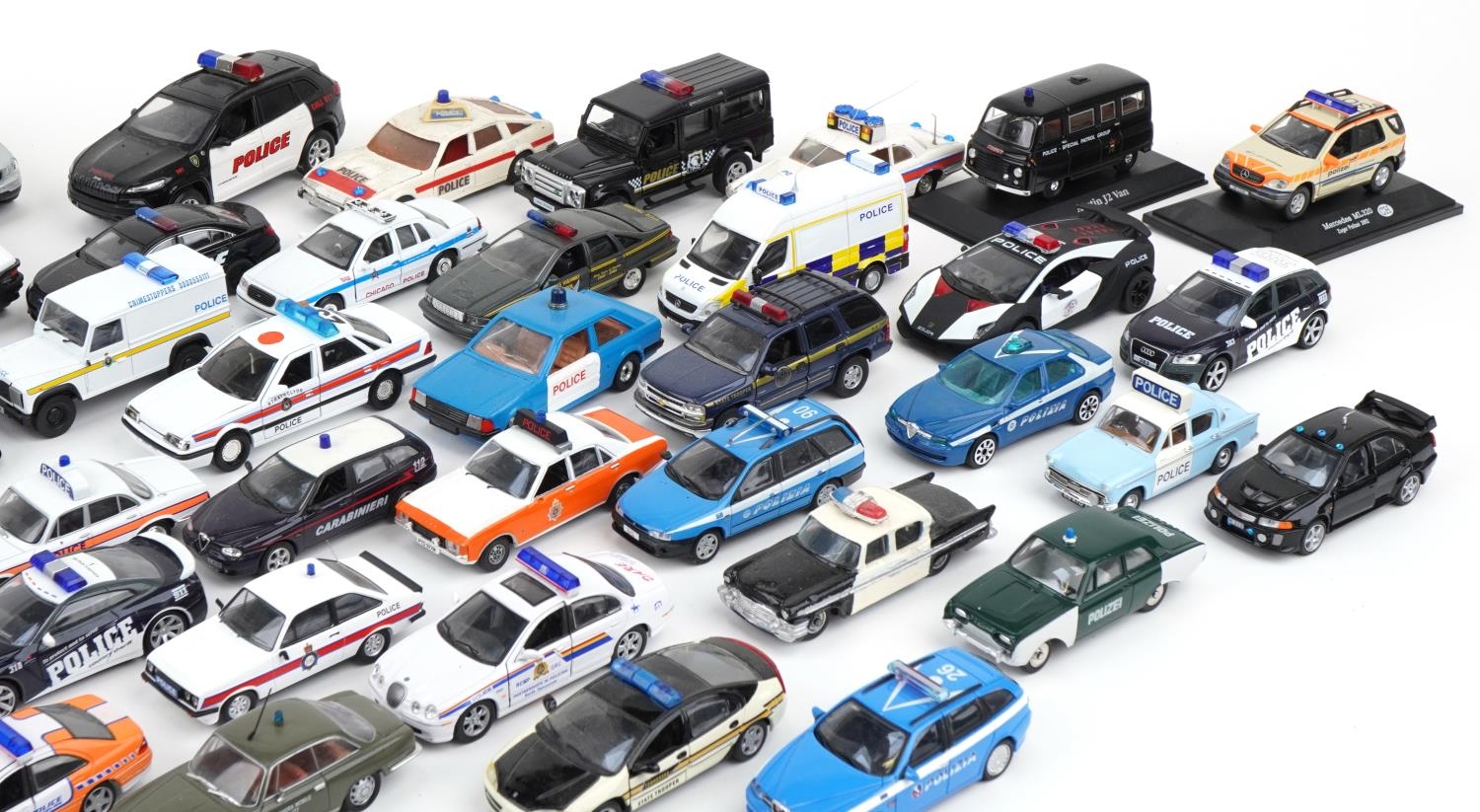 Large collection of diecast Police vehicles including Vanguards, Matchbox and Dinky - Bild 3 aus 5