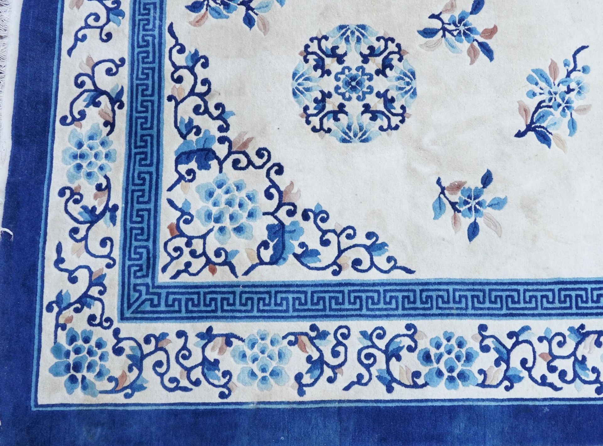 Large Chinese blue and cream ground rug having an allover floral design, 370cm x 275cm - Bild 5 aus 9