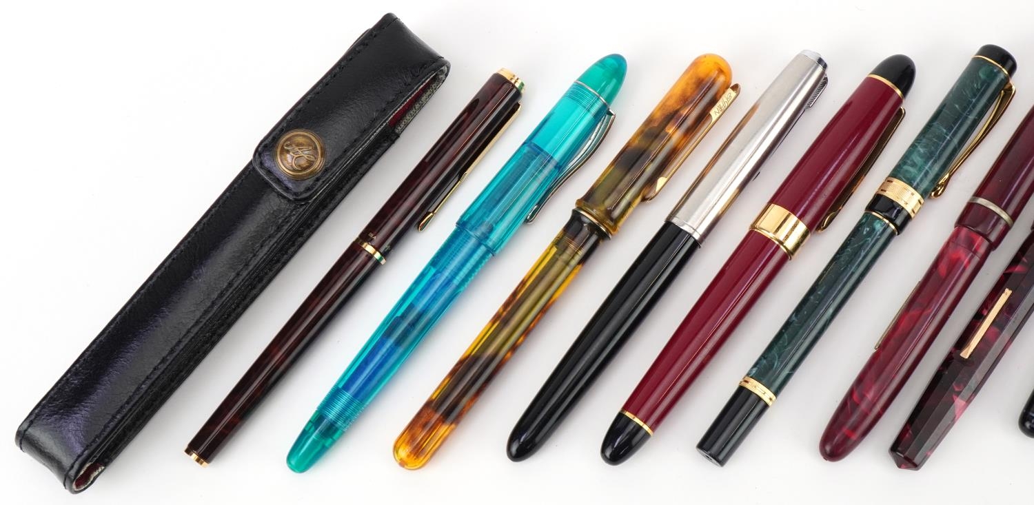 Vintage fountain pens including Parker examples - Image 2 of 7