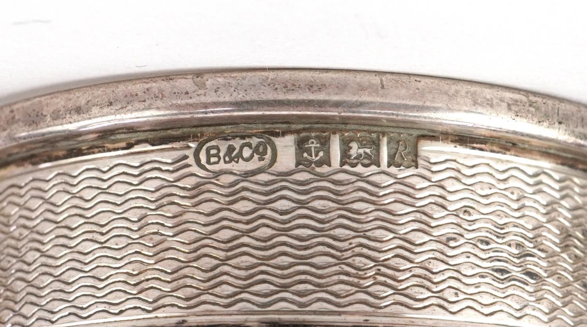 Ten Victorian and later silver napkin rings, some with engine turned decoration, the largest 5cm - Bild 5 aus 6