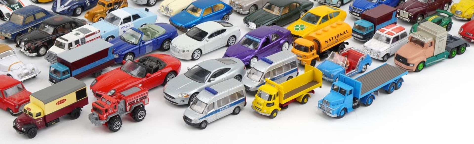 Large collection of vintage and later collector's vehicles, predominantly diecast, including - Bild 5 aus 5