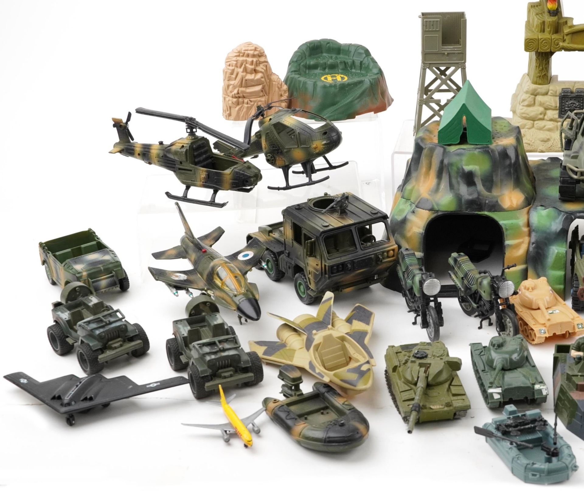 Collection of vintage and later army related toys including fighter jets and tanks - Bild 2 aus 3